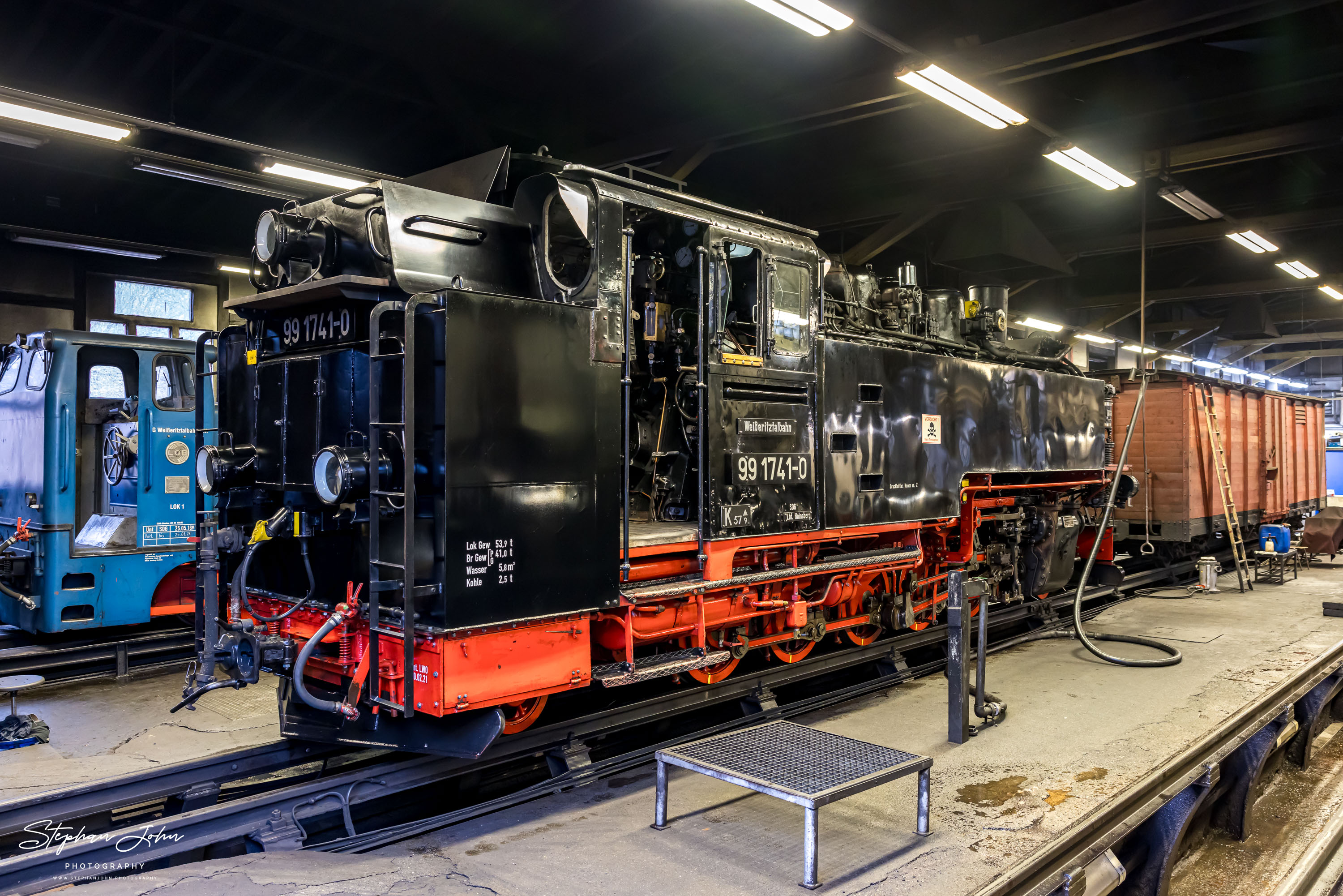 Lok 99 1741-0 steht im Lokschuppen in Freital-Hainsberg und wartet auf den Einsatz