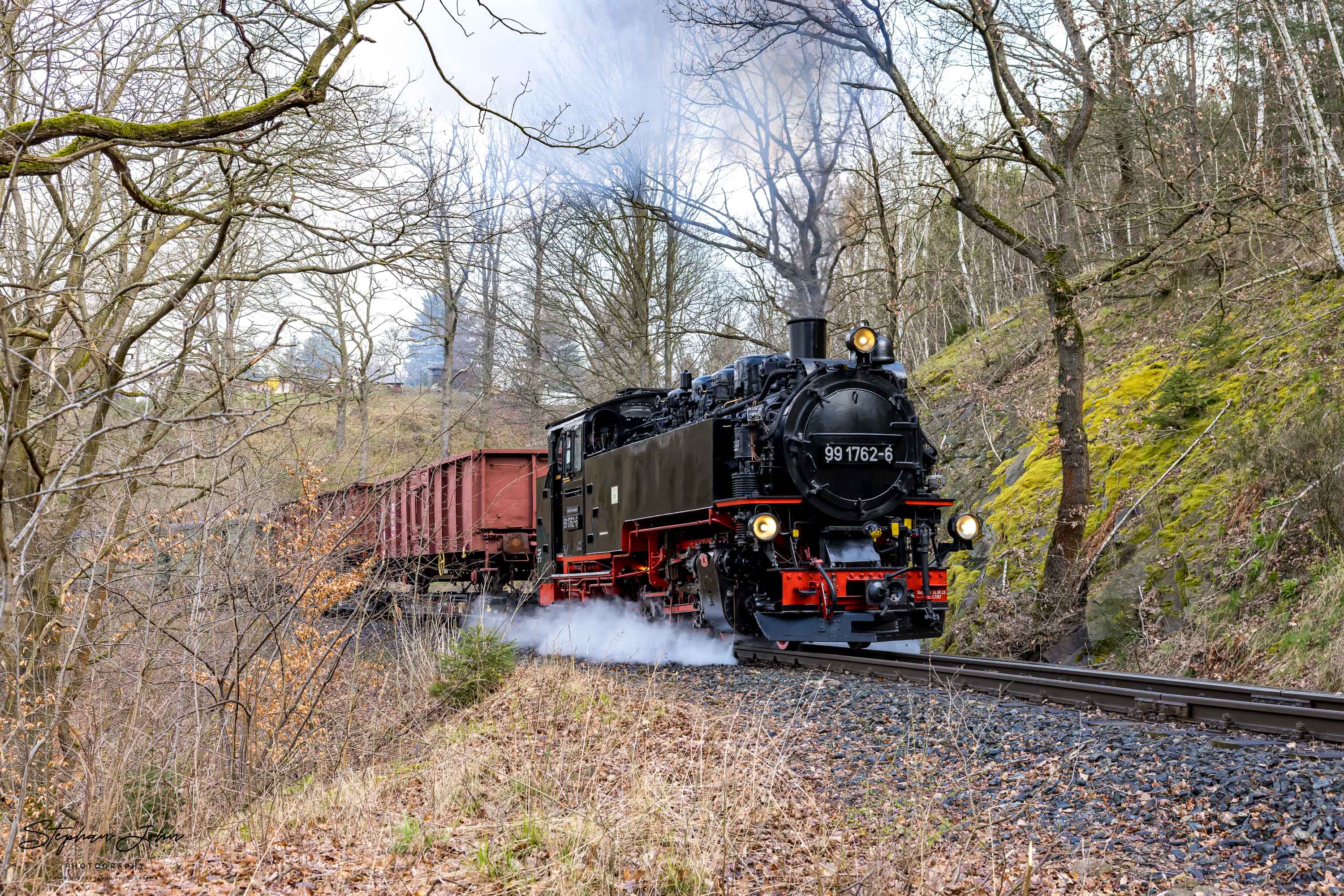 Lok 99 1762-6 dampft mit P 5100 durch das Tal der Roten Weißeritz nach Kipsdorf