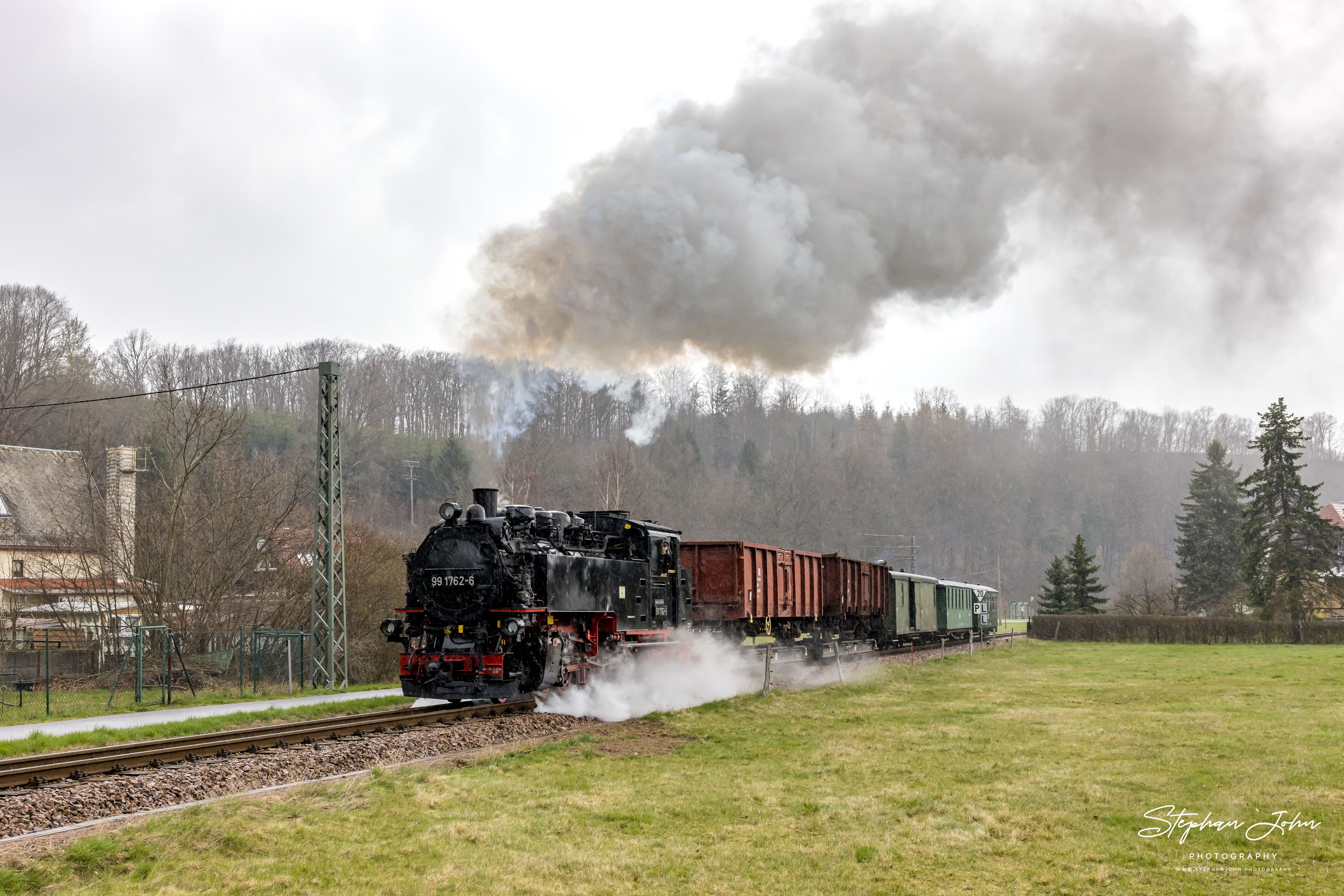 Lok 99 1762-6 dampft mit P 5100 im strömenden Regen nach Kipsdorf und passiert Ulberndorf