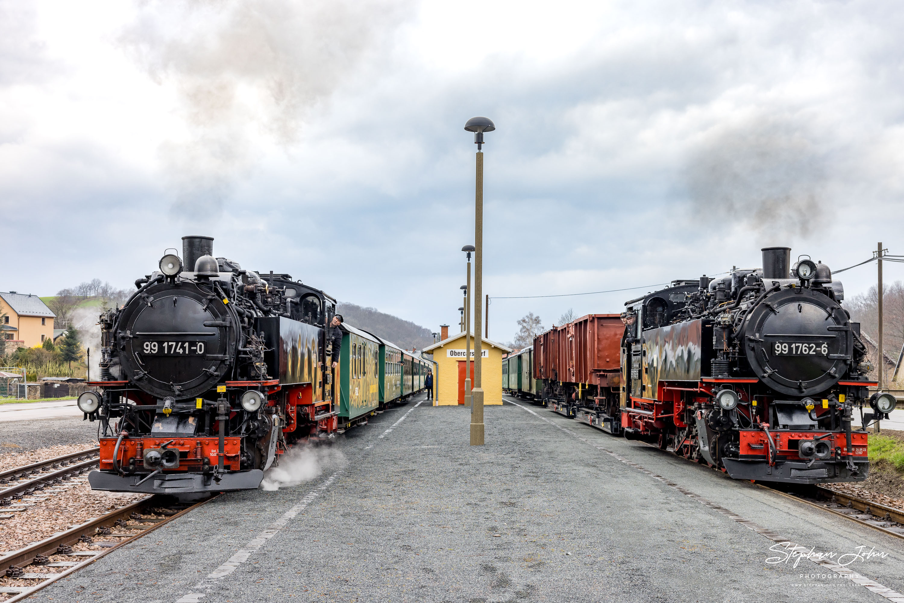 Lok 99 1762-6 mit P 5100 wartet in Obercarsdorf die Überholung von Zug P 5000 mit Lok 99 1741-0 ab