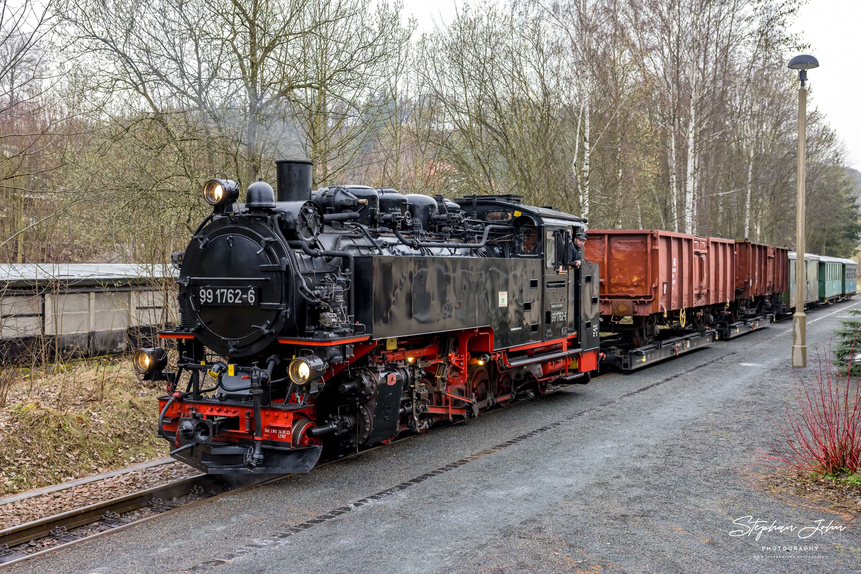 Lok 99 1762-6 mit P 5100 hat Schmiedeberg erreicht und setzt die Güterwagen an die Laderampe