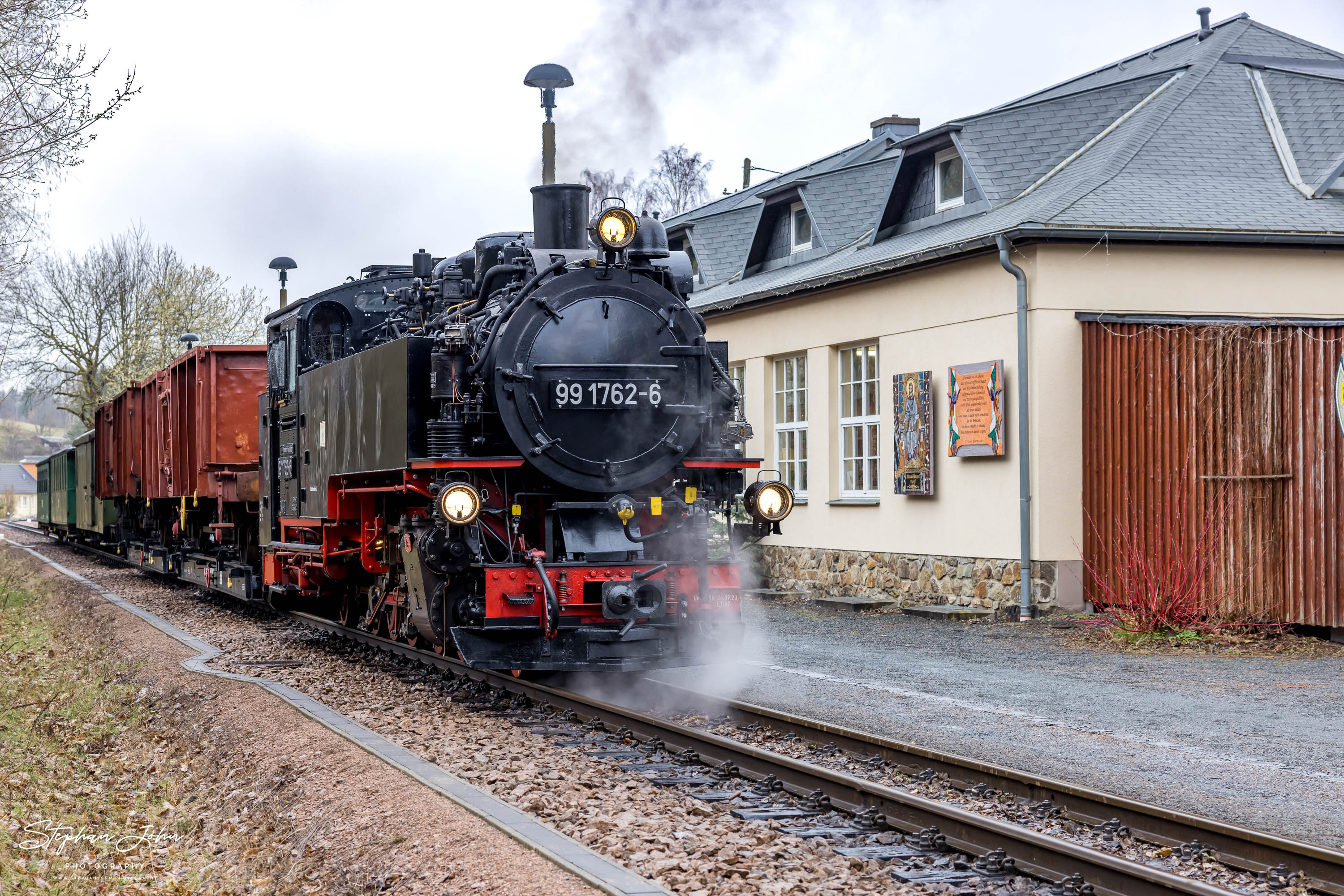 Lok 99 1762-6 mit P 5100 hat Schmiedeberg erreicht und setzt die Güterwagen an die Laderampe