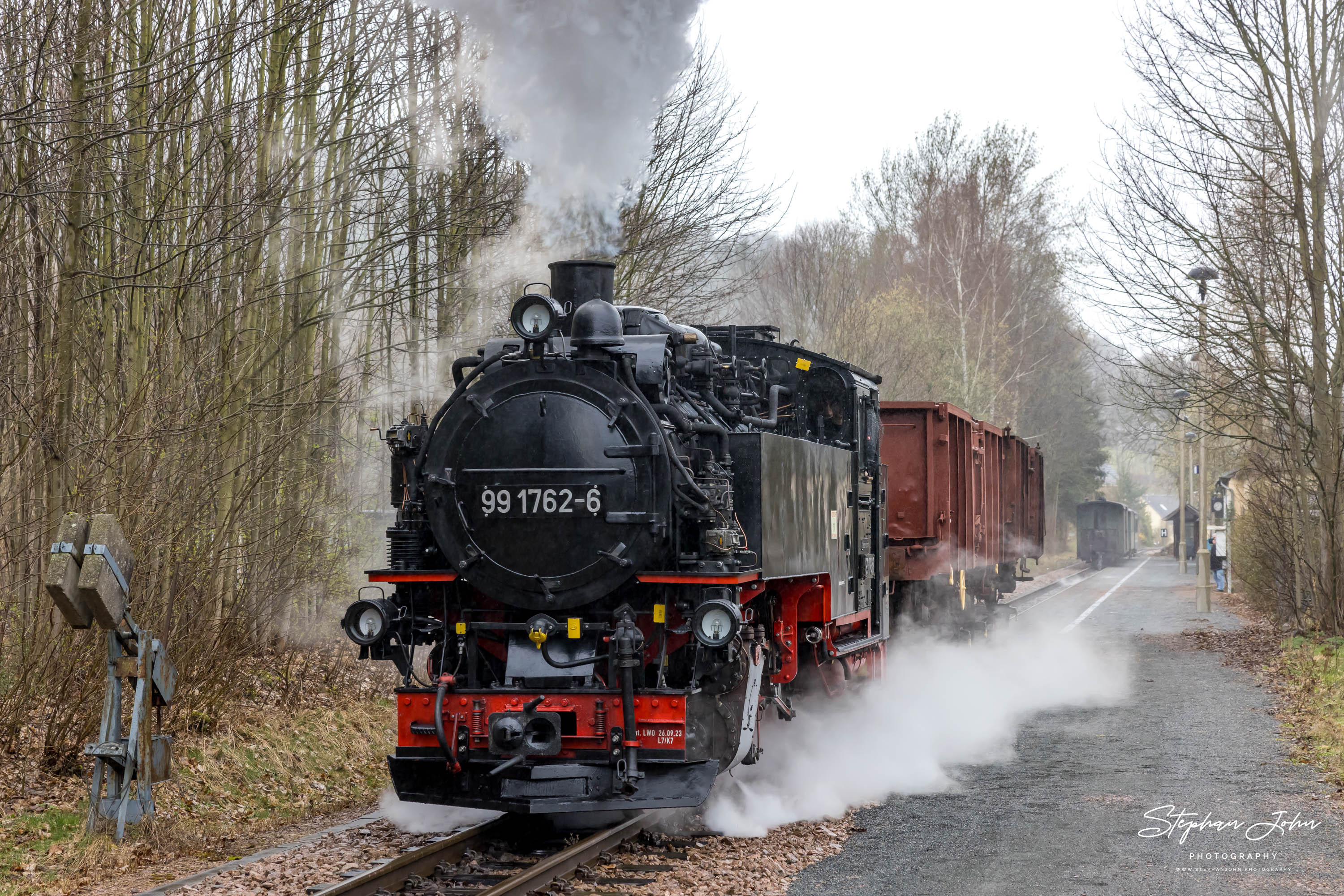 <p>Lok 99 1762-6 mit P 5100 hat Schmiedeberg erreicht und setzt die Güterwagen an die Laderampe</p>