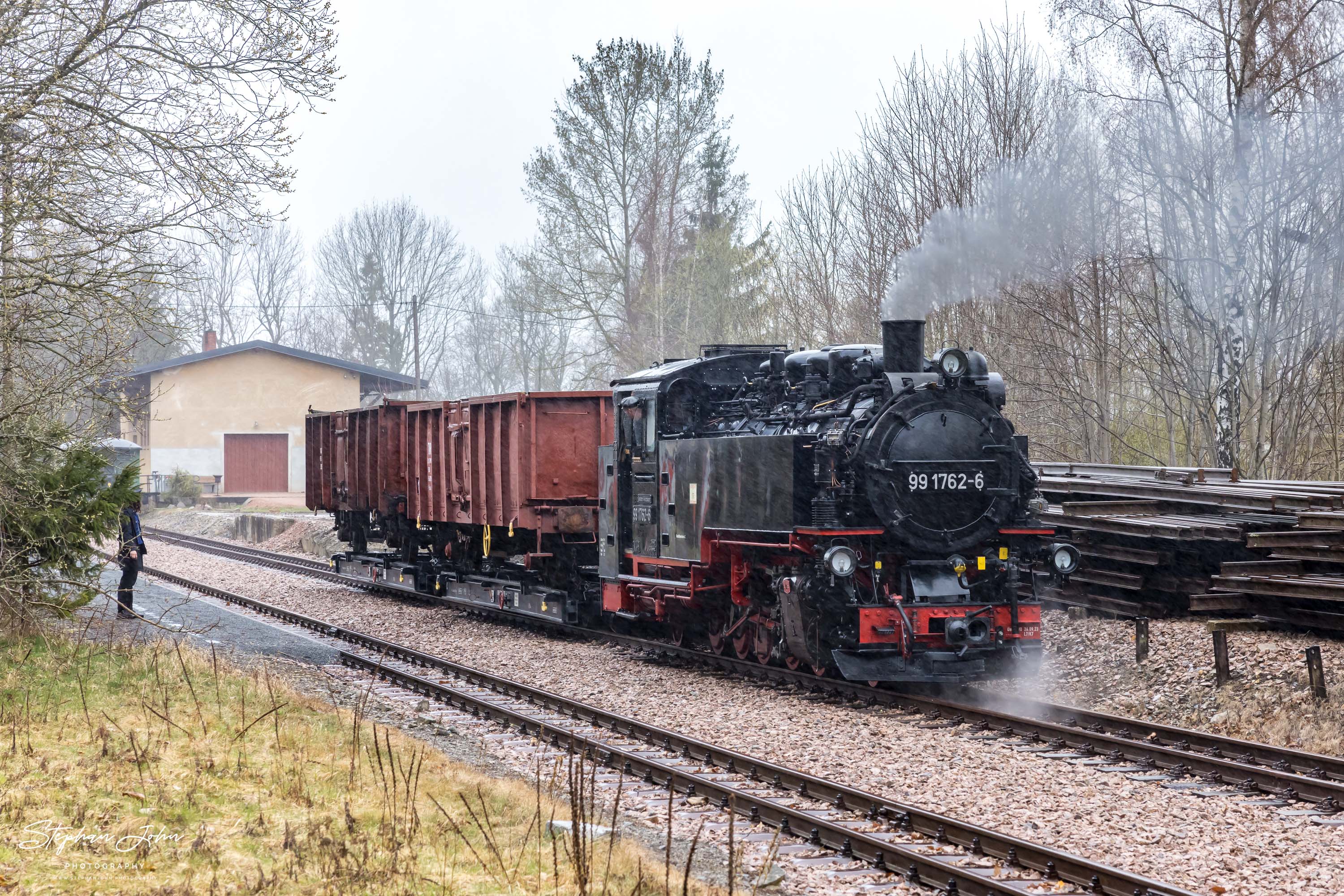 Lok 99 1762-6 mit P 5100 hat Schmiedeberg erreicht und setzt im strömenden Regen die Güterwagen an die Laderampe