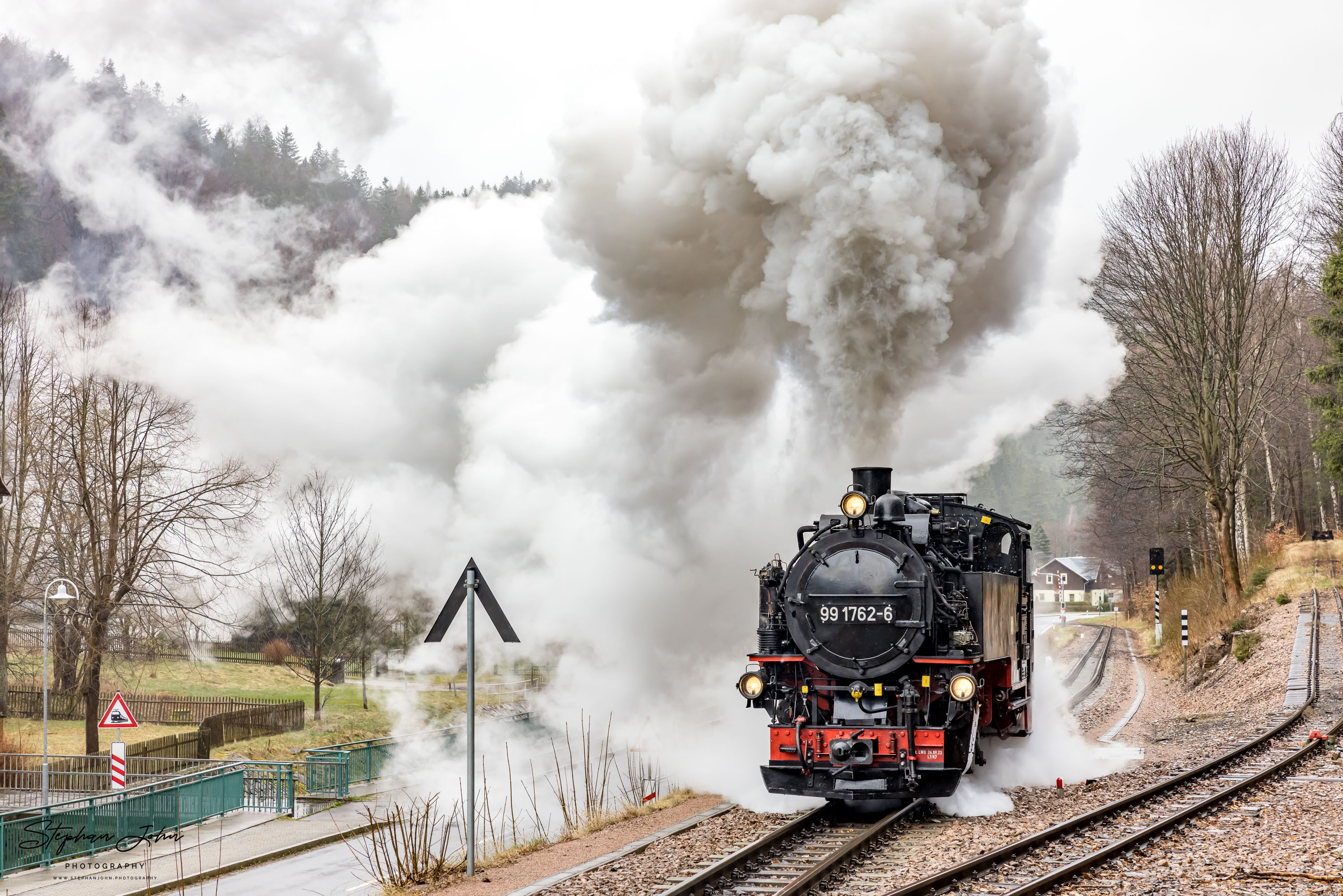 Lok 99 1762-6 fährt in Kipsdorf vom Lokschuppen zurück zum Bahnhof