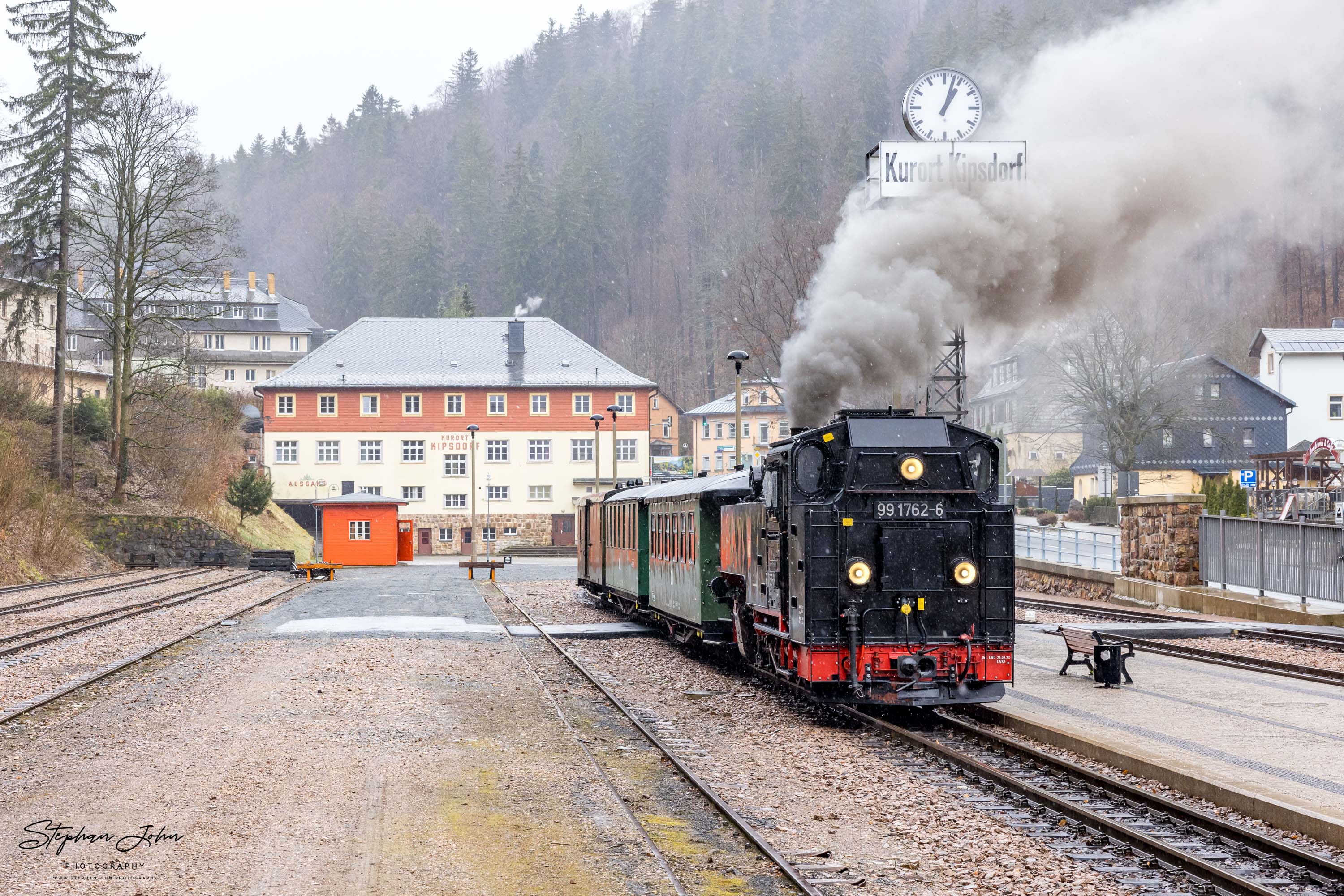 Lok 99 1762-6 mit P 5101 steht abfahrtbereit in Kipsdorf