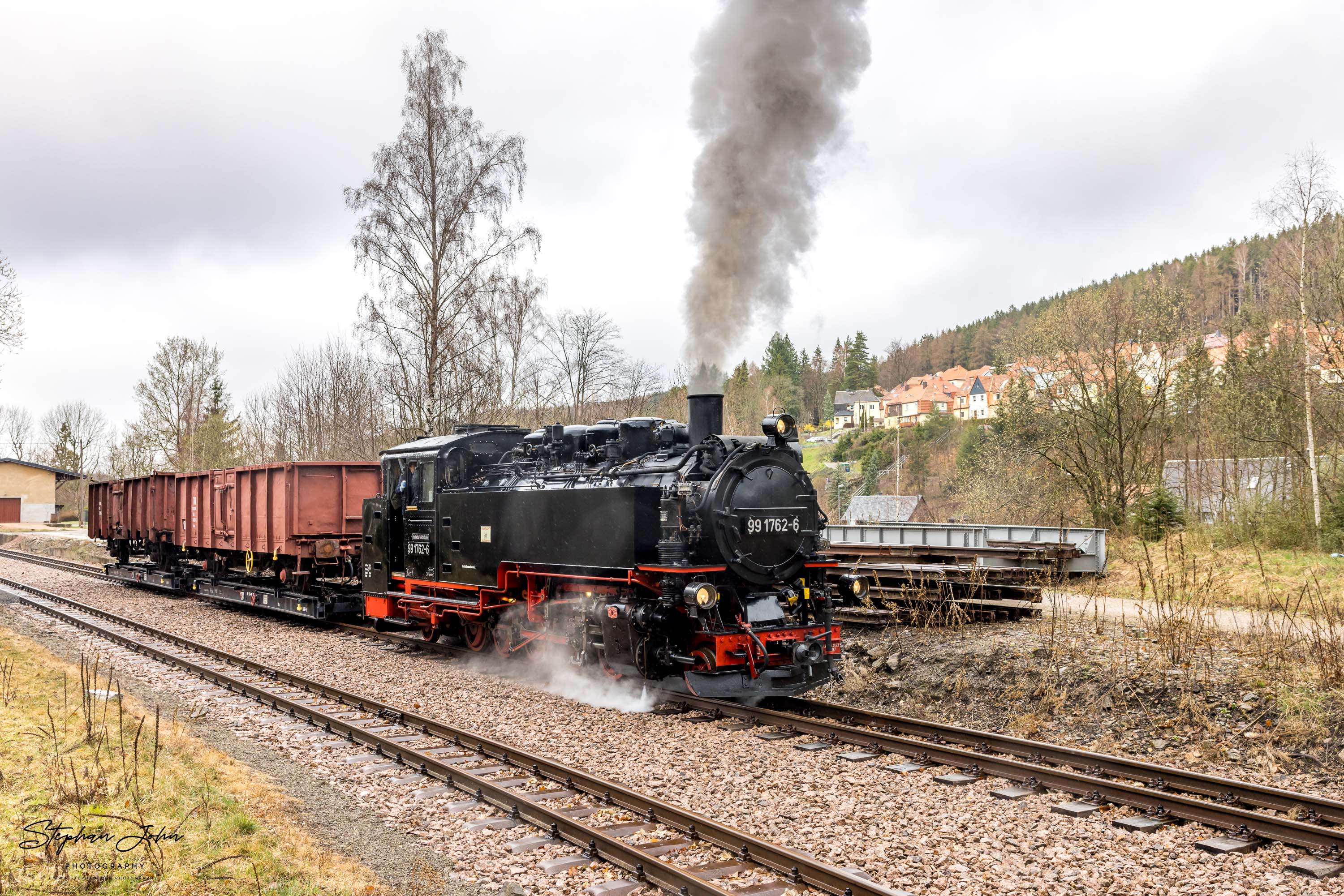 Lok 99 1762-6 nimmt in Schmiedeberg Güterwagen für den Zug P 5101 auf