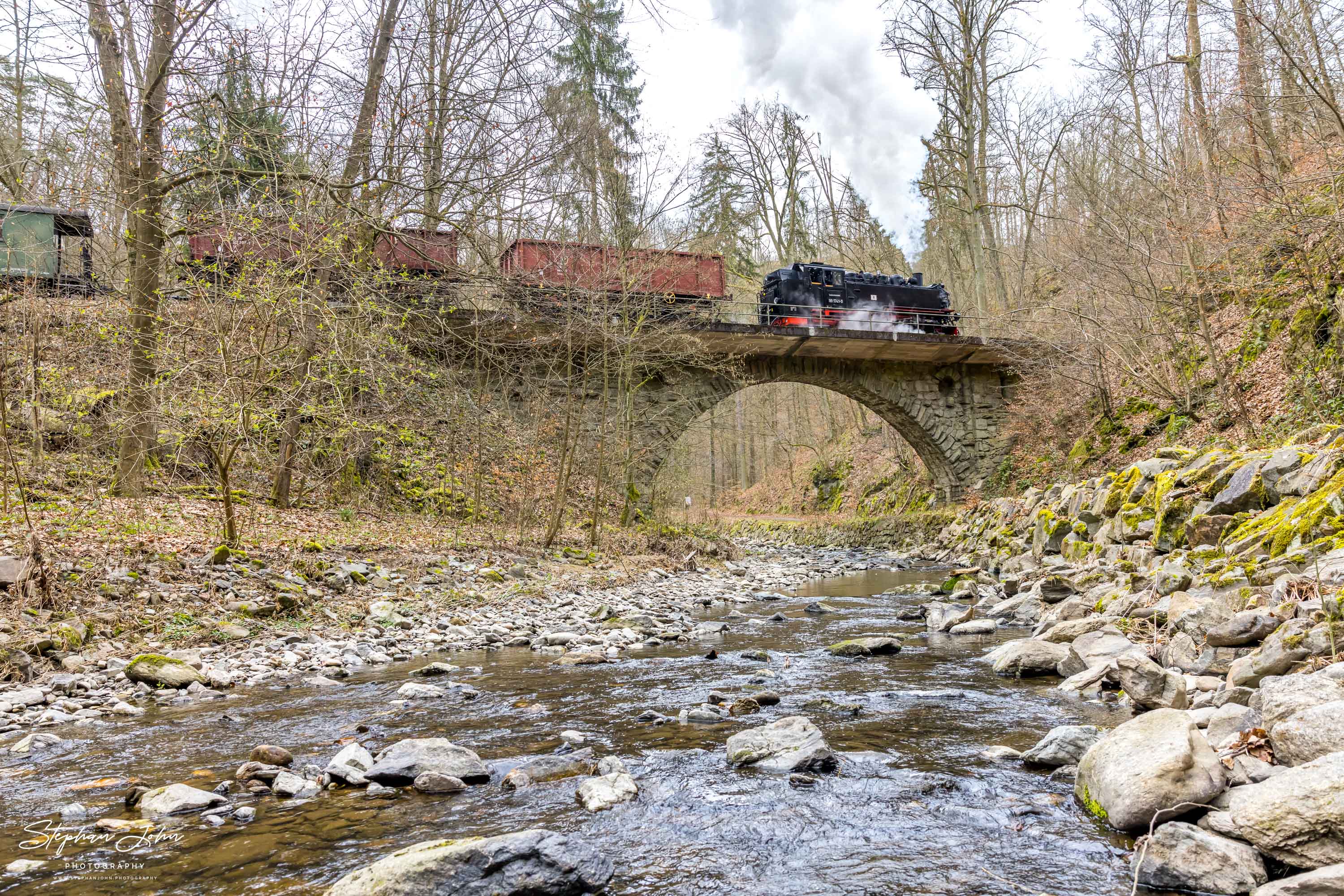 Lok 99 1741-0 dampft durch den Rabenauer Grund über eine Brücke der Roten Weißeritz auf dem Weg nach Seifersdorf