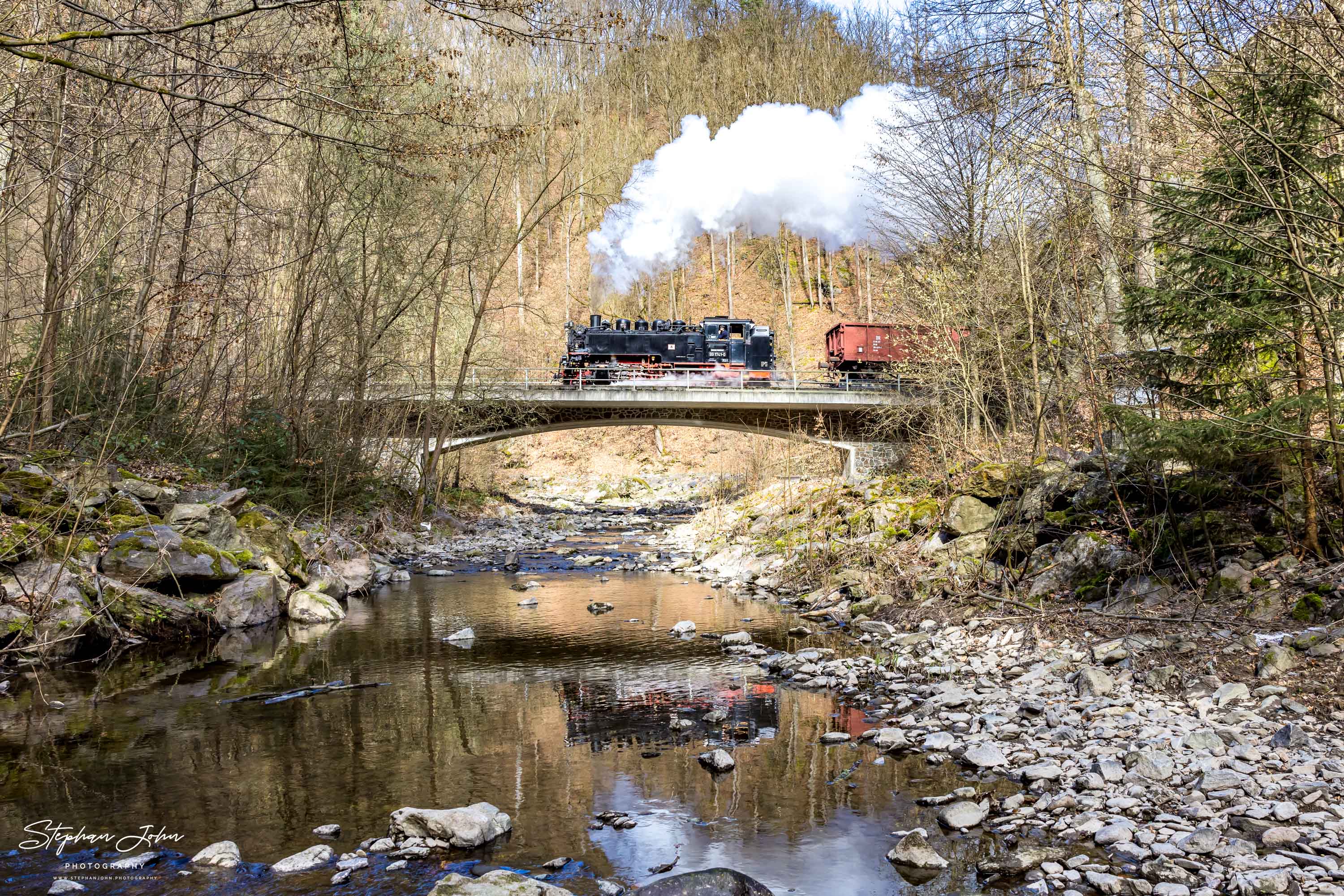 Lok 99 1741-0 dampft durch den Rabenauer Grund über eine Brücke der Roten Weißeritz auf dem Weg nach Seifersdorf