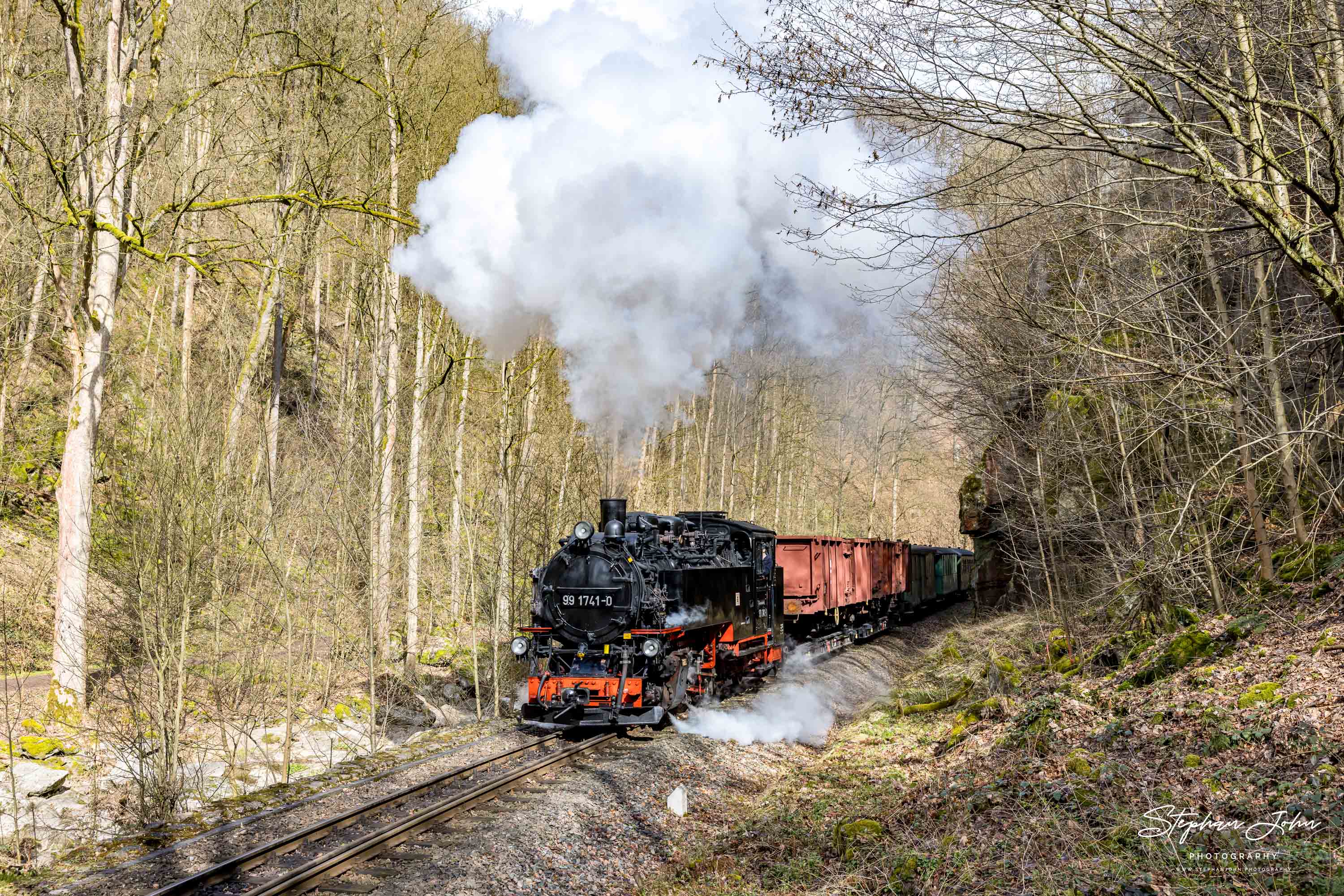 Lok 99 1741-0 dampft durch den Rabenauer Grund auf dem Weg nach Seifersdorf