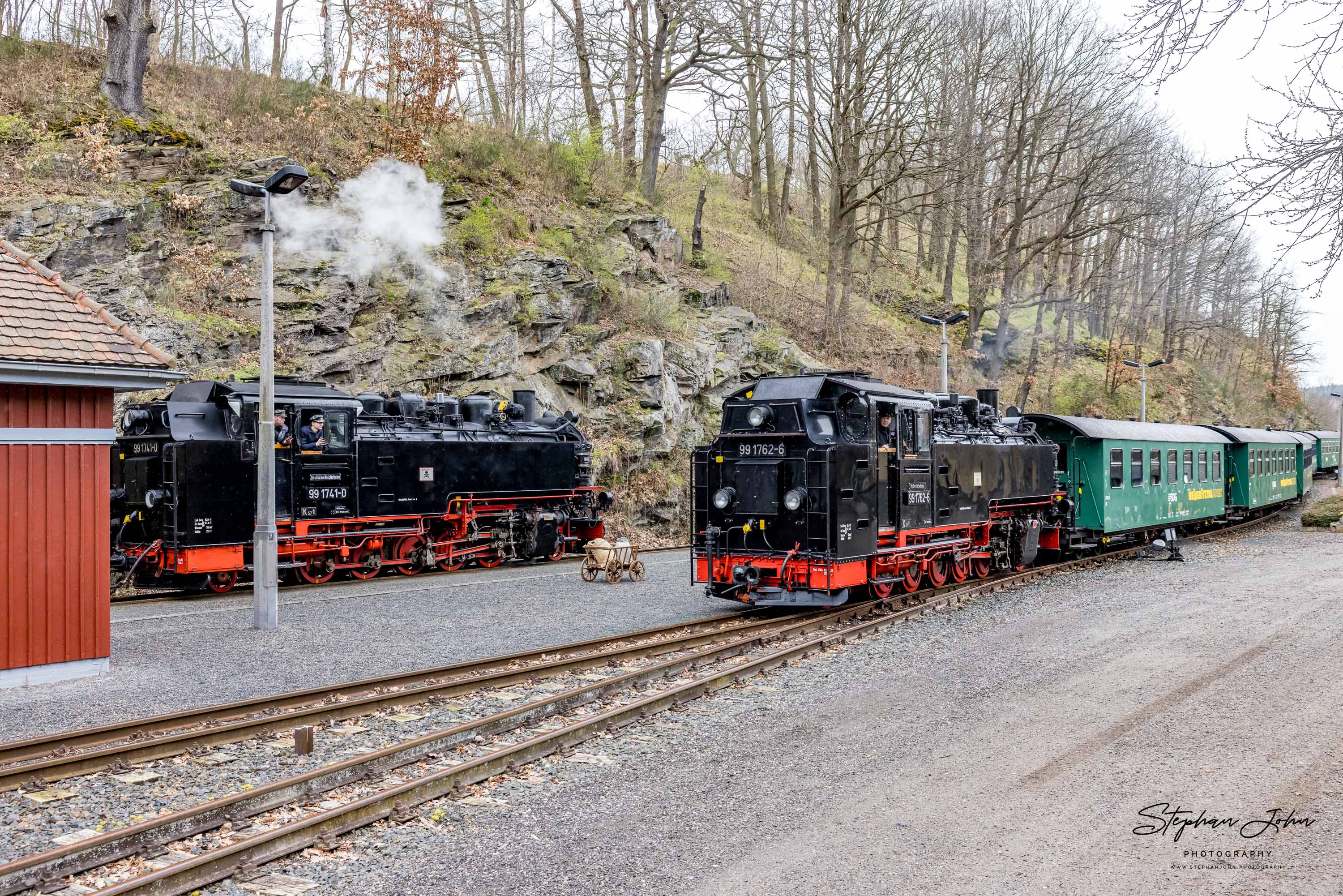 Lok 99 1741-0 steht mit P 5104 in Seifersdorf während P 5001 mit Lok 99 1762-6 kreuzt