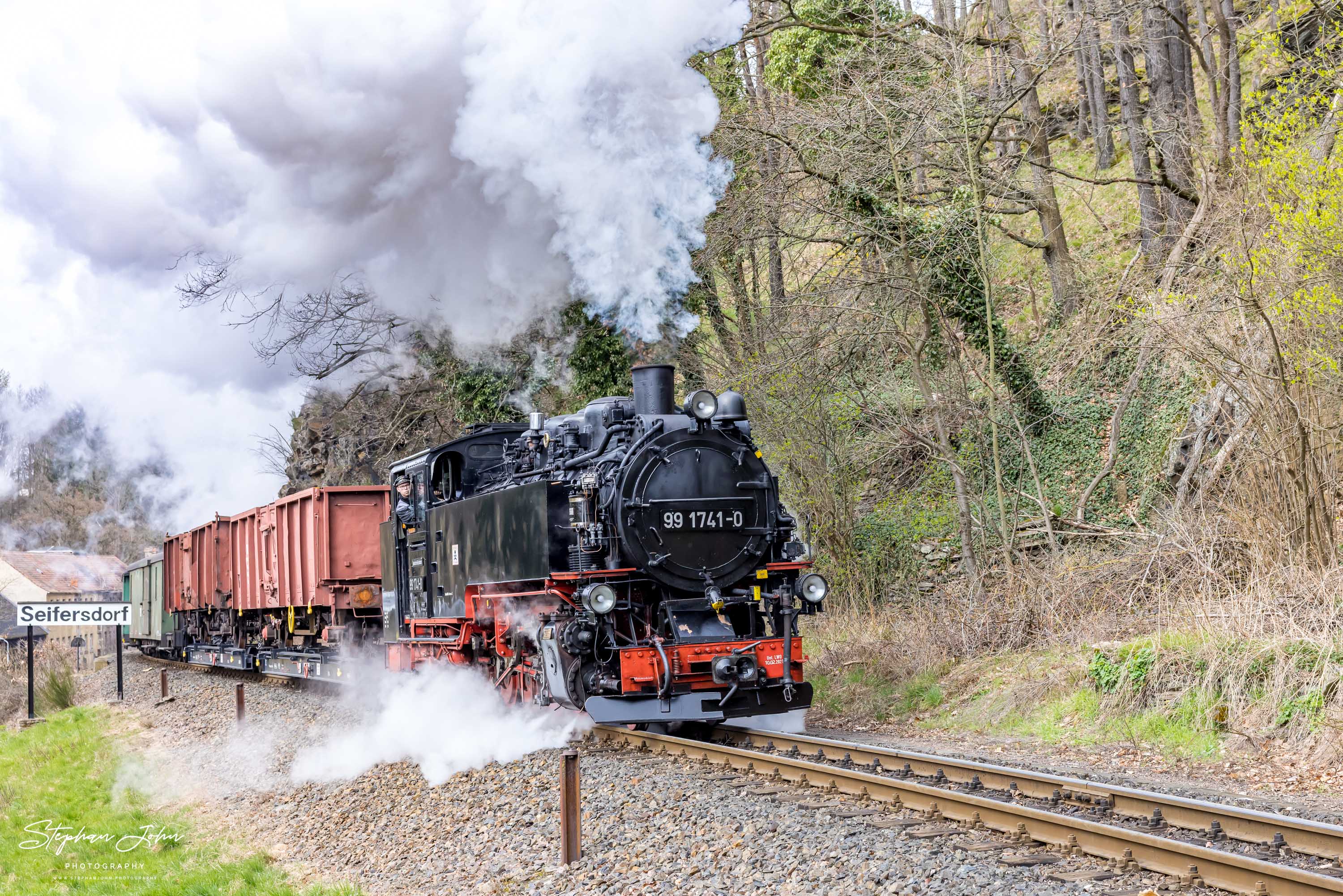 Lok 99 1741-0 mit P 5104 bei der Ausfahrt aus dem Bahnhof Seifersdorf