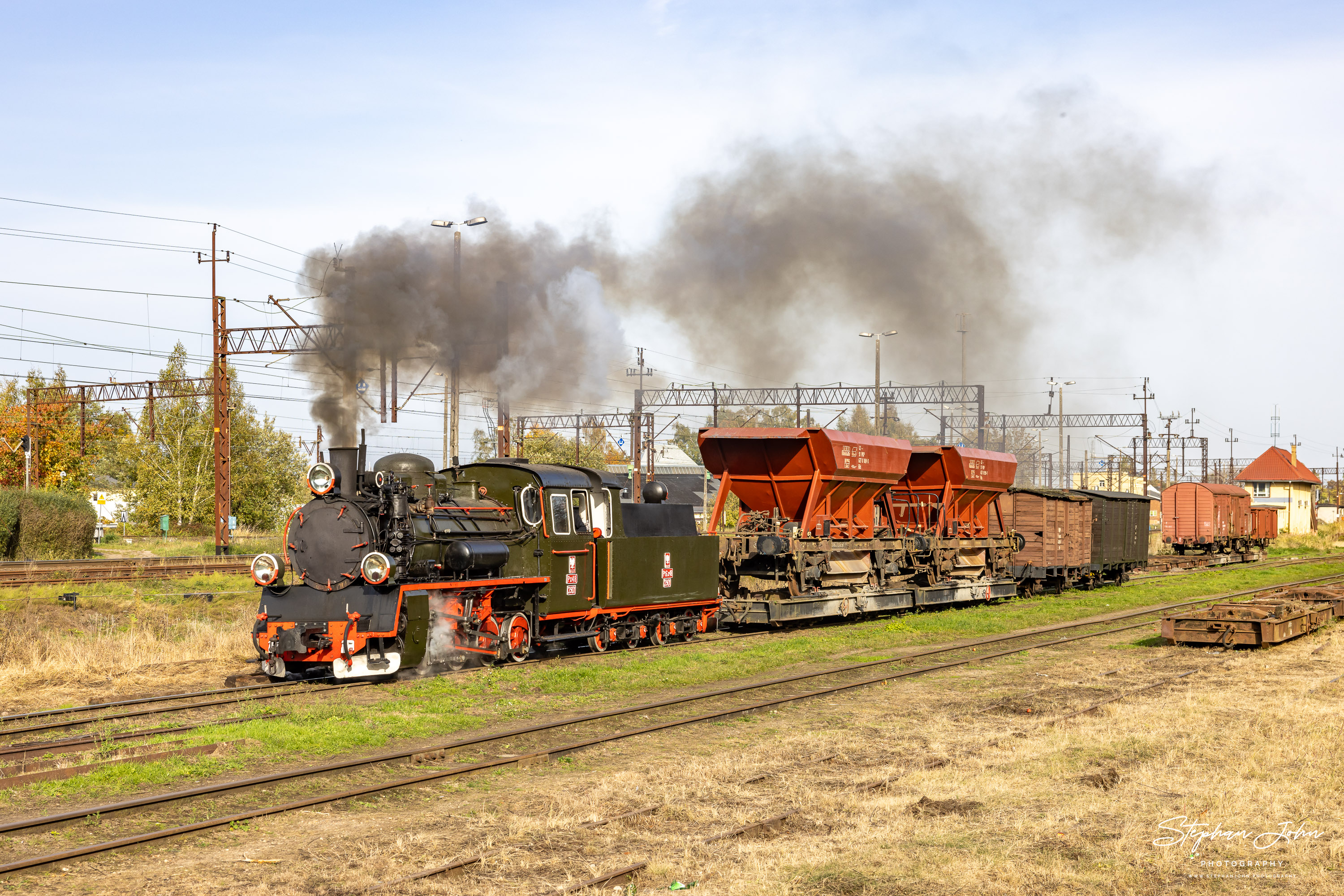 Lok Px48 3901 fährt mit G621 nach Rosnowo Wąskotorowe aus dem Bahnhof Koszalin Wąskotorowy aus.