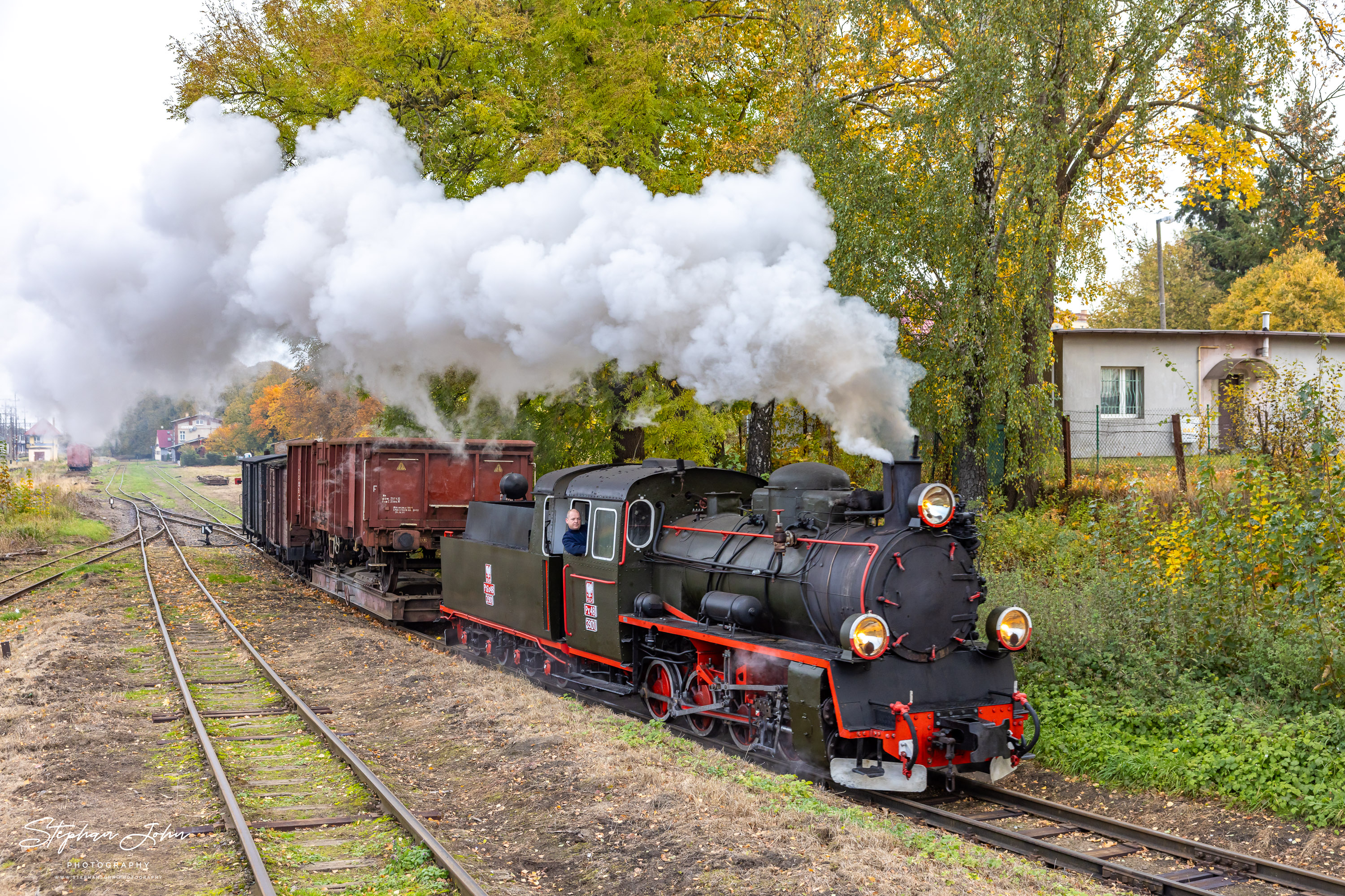 Güterzüge auf der Schmalspurbahn Köslin (Koszalin) - Roßnow (Rosnowo). Hier fährt Px48 3901 mit G 601 aus dem Bahnhof Koszalin Wąskotorowy aus.