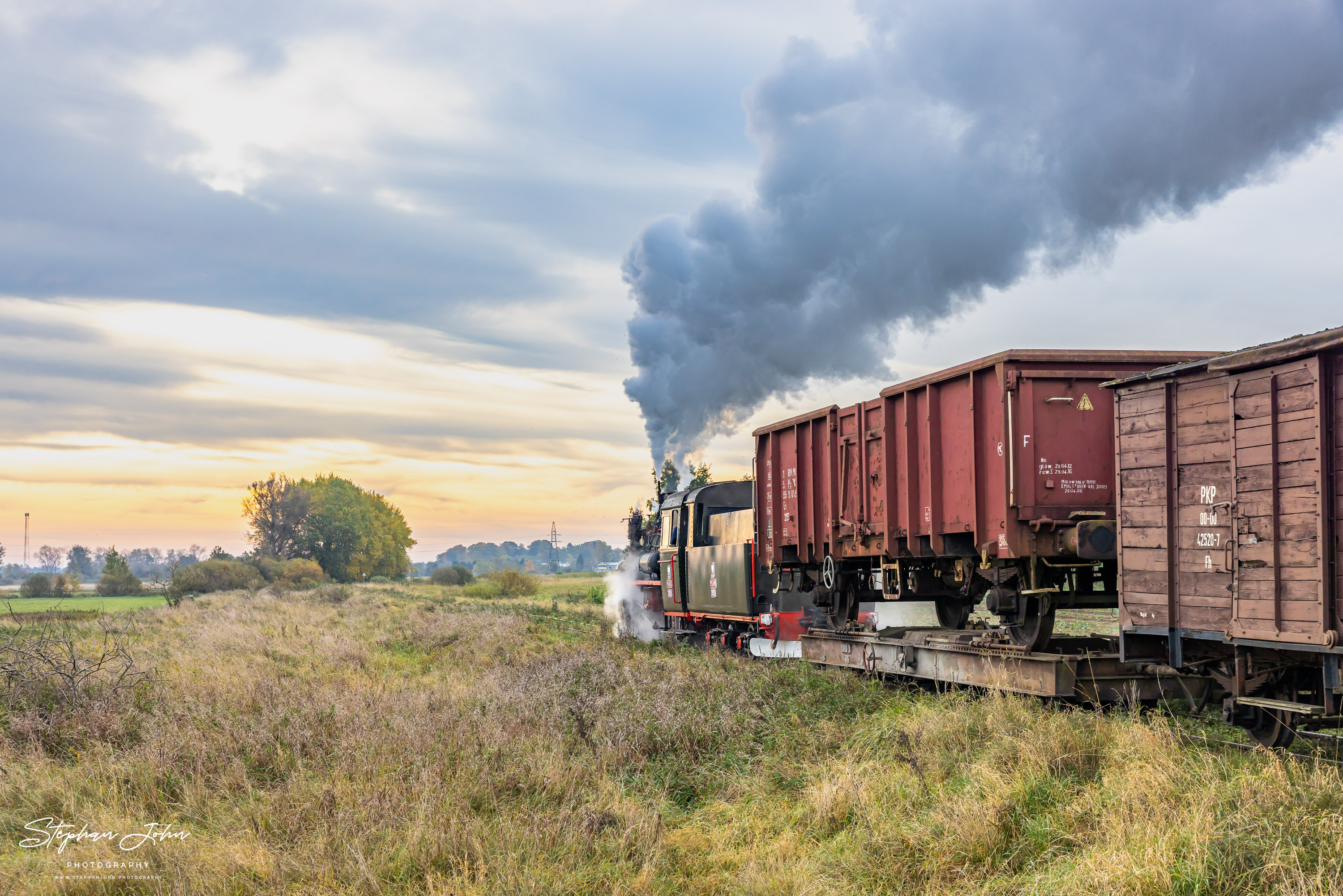 Güterzüge auf der Schmalspurbahn Köslin (Koszalin) - Roßnow (Rosnowo) mit Lok Px48 3901