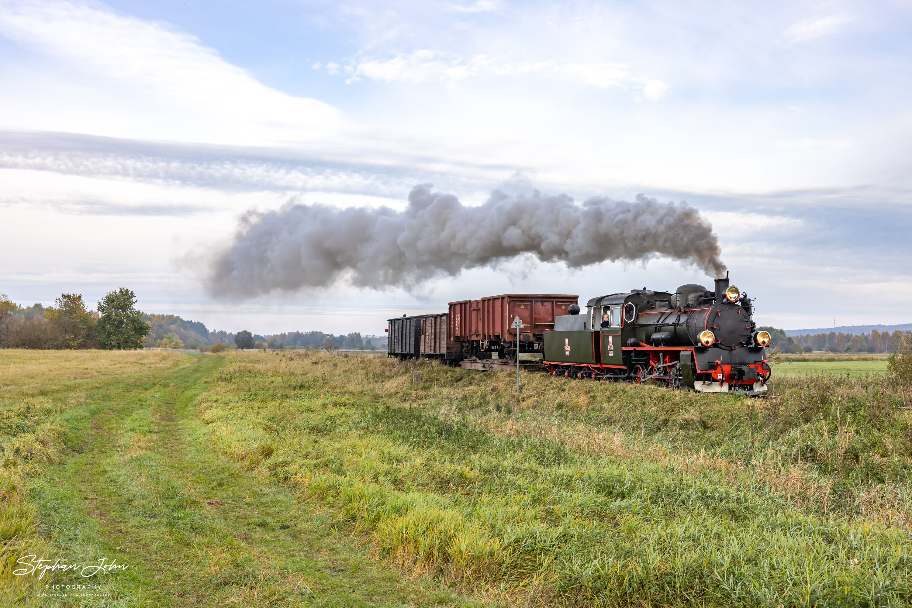 Güterzüge auf der Schmalspurbahn Köslin (Koszalin) - Roßnow (Rosnowo) mit Lok Px48 3901