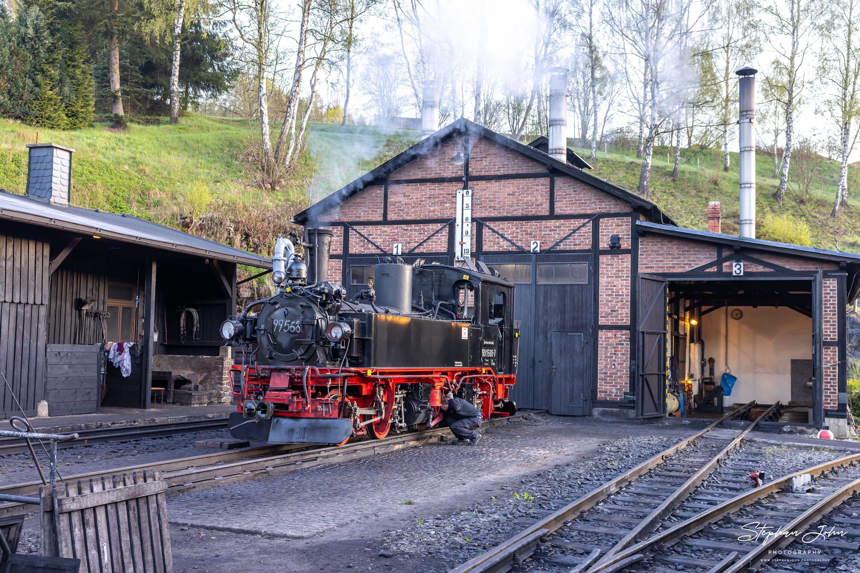 Wie in den letzten Tagen der Preßnitztalbahn steht Lok 99 568 nur mit angemalter Loknummer vor dem Lokschuppen in Jöhstadt