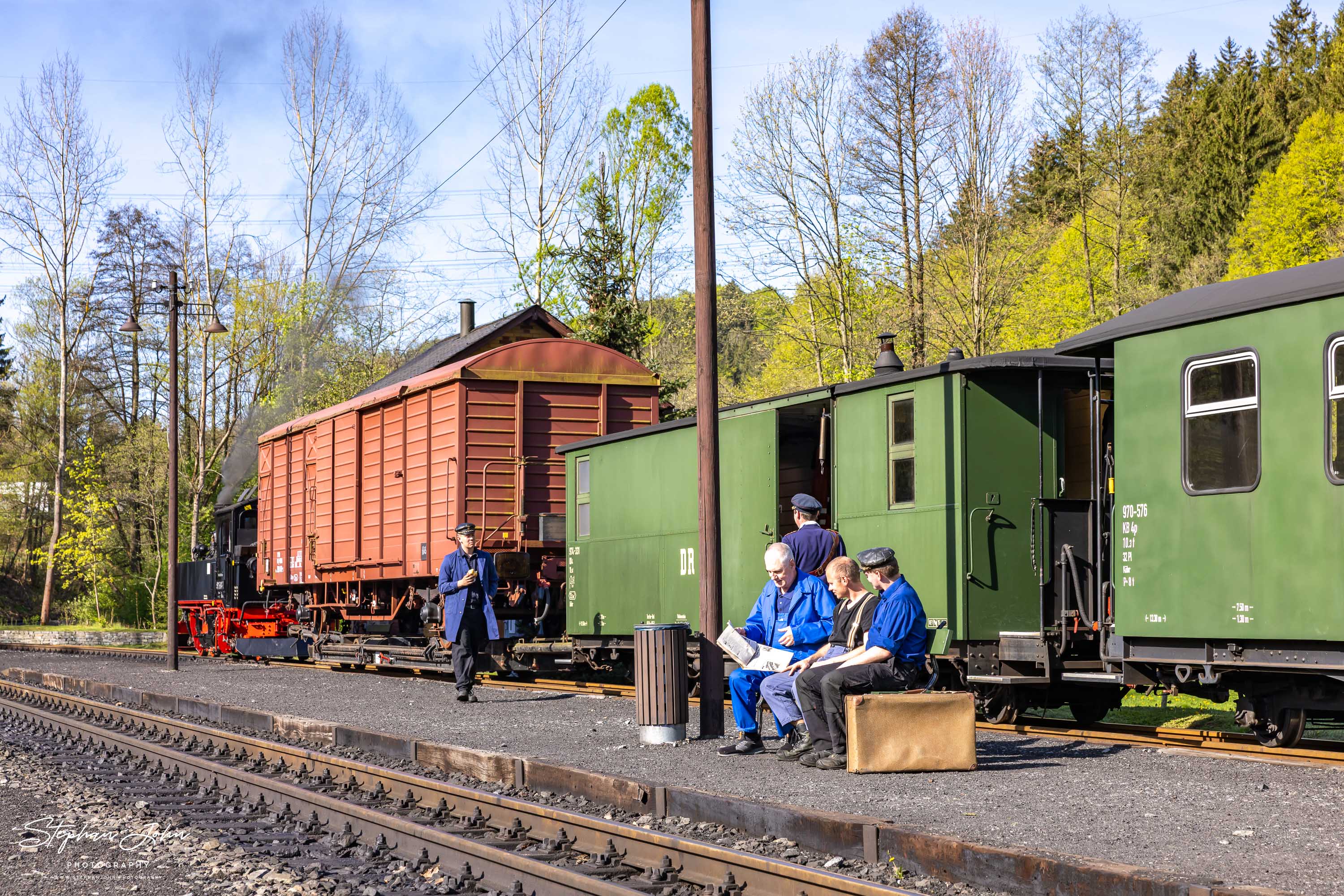 Lok 99 1568-7 steht mit einem GmP in Steinbach. Das Zugpersonal macht Pause und schaut in die aktuelle Presse.