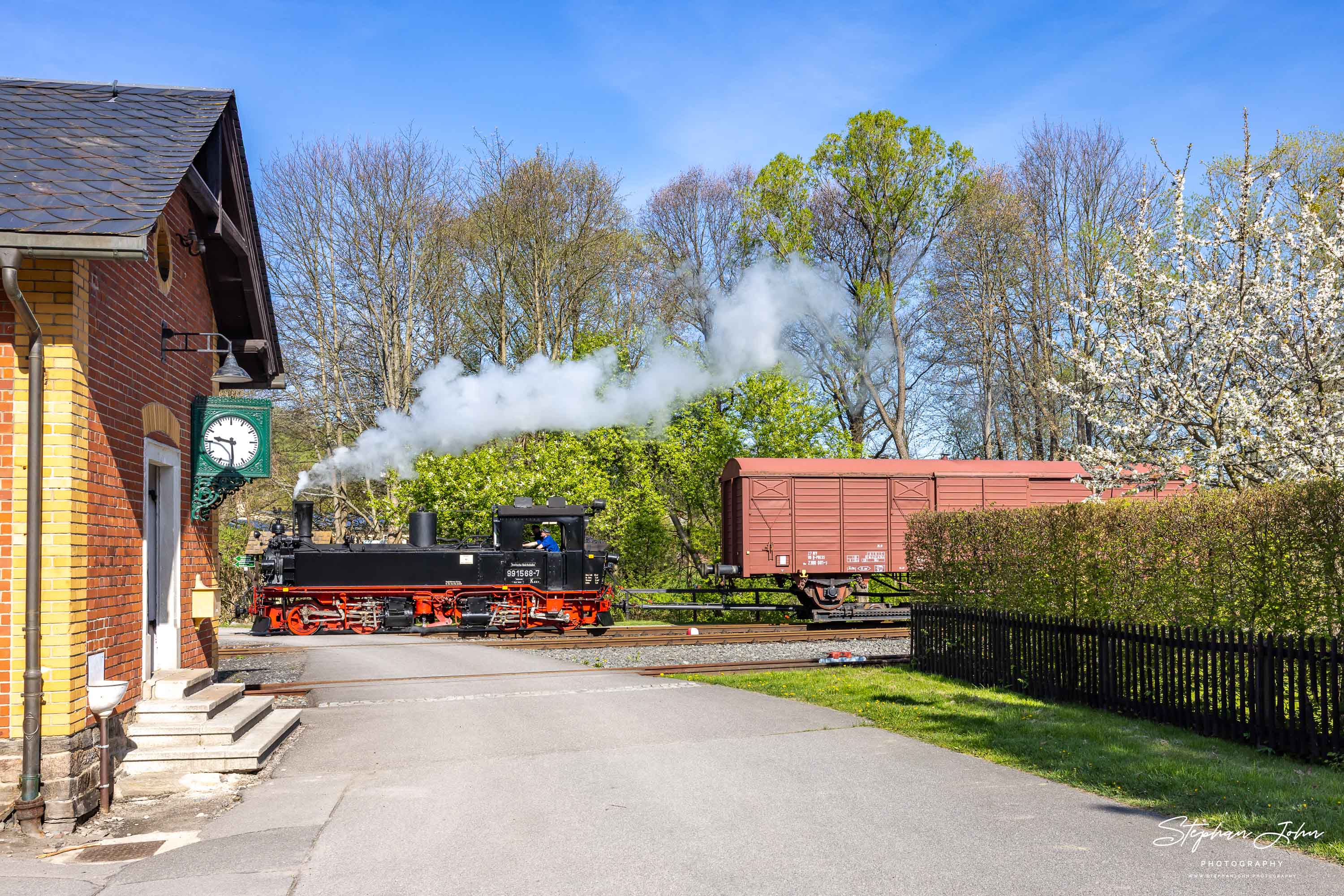 Lok 99 1568-7 fährt mit einem GmP in Steinbach ein.
