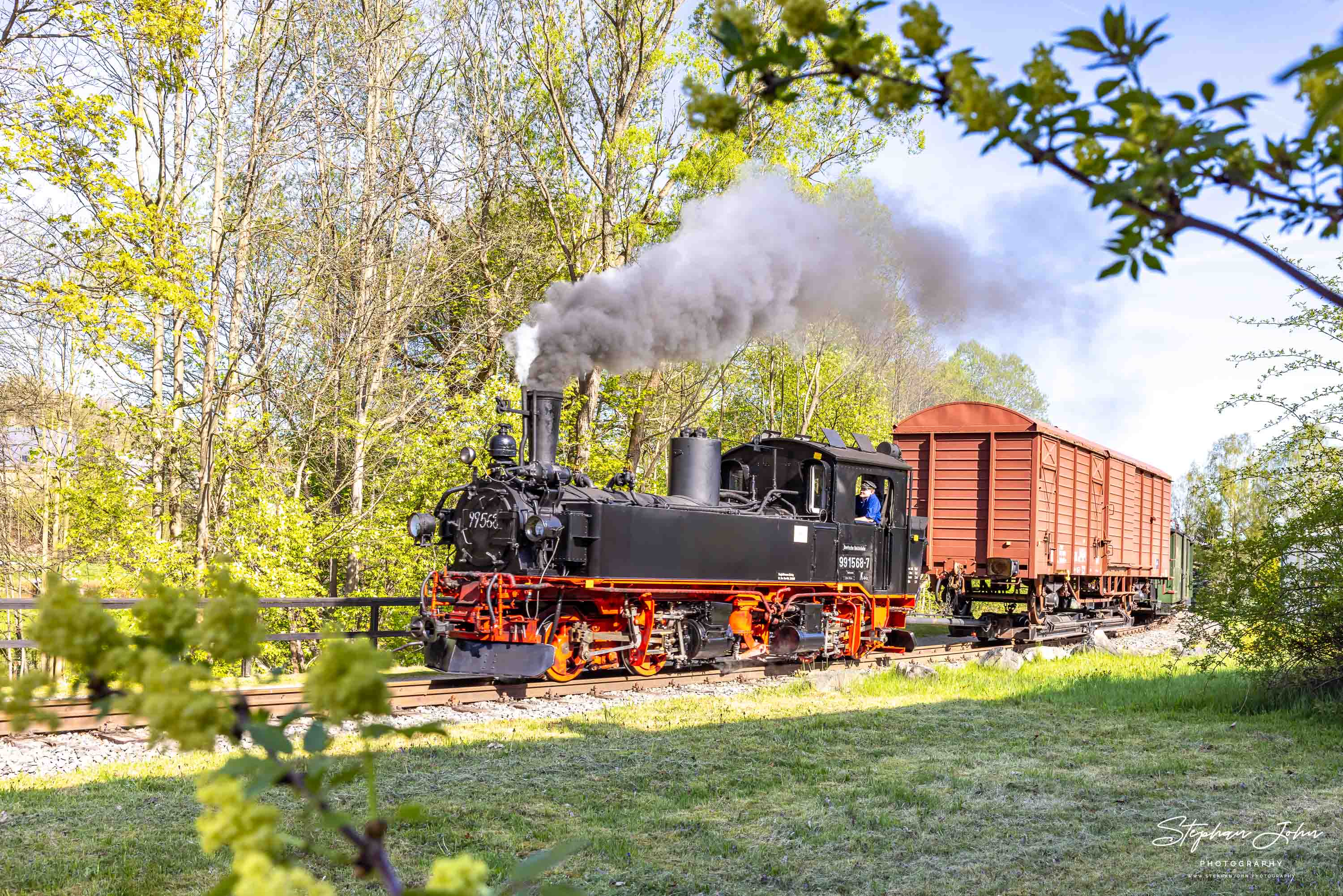 Lok 99 1568-7 fährt mit einem GmP in Steinbach ein.