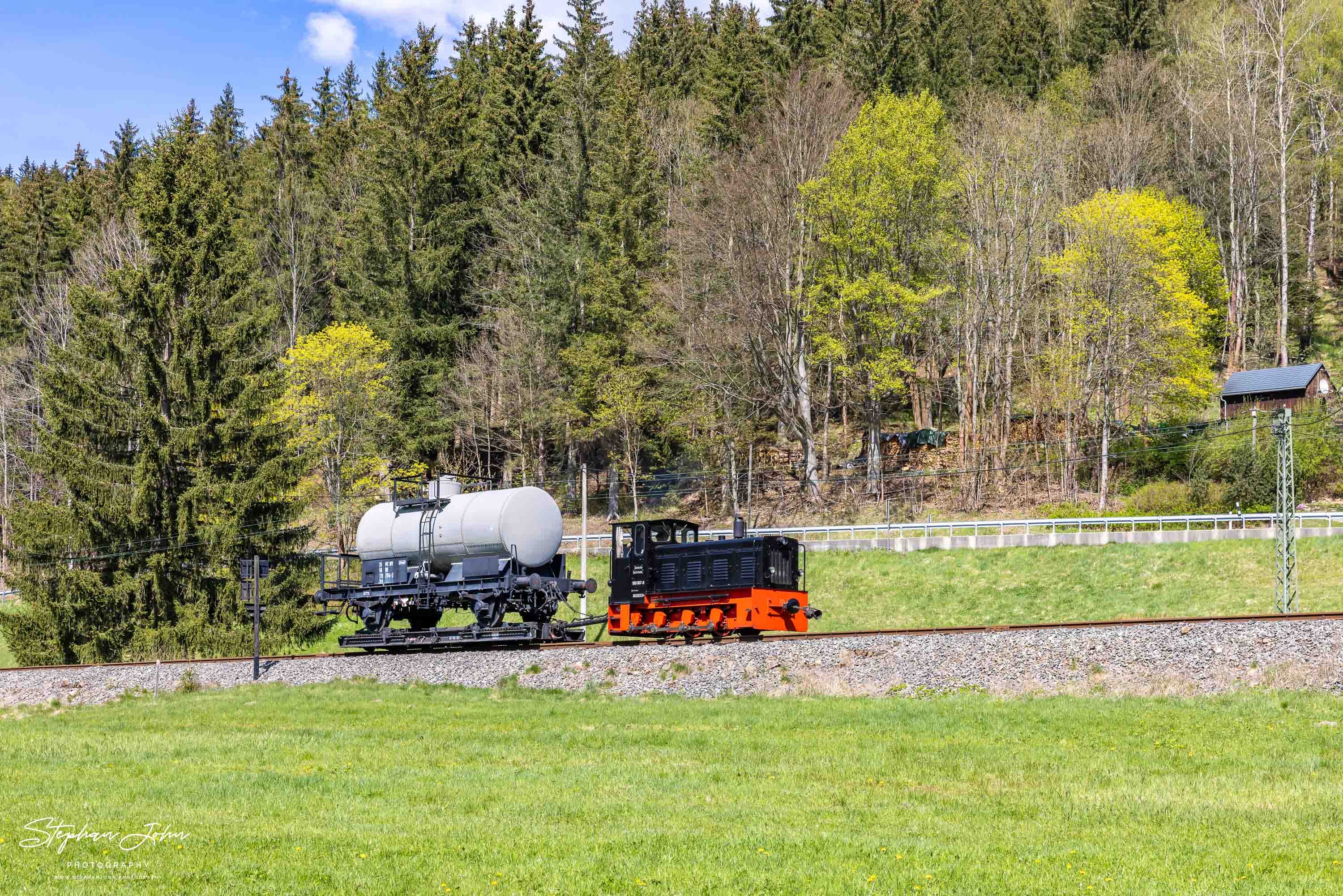 Lok 199 007-6 bringt einen Kesselwagen von Steinbach nach Jöhstadt