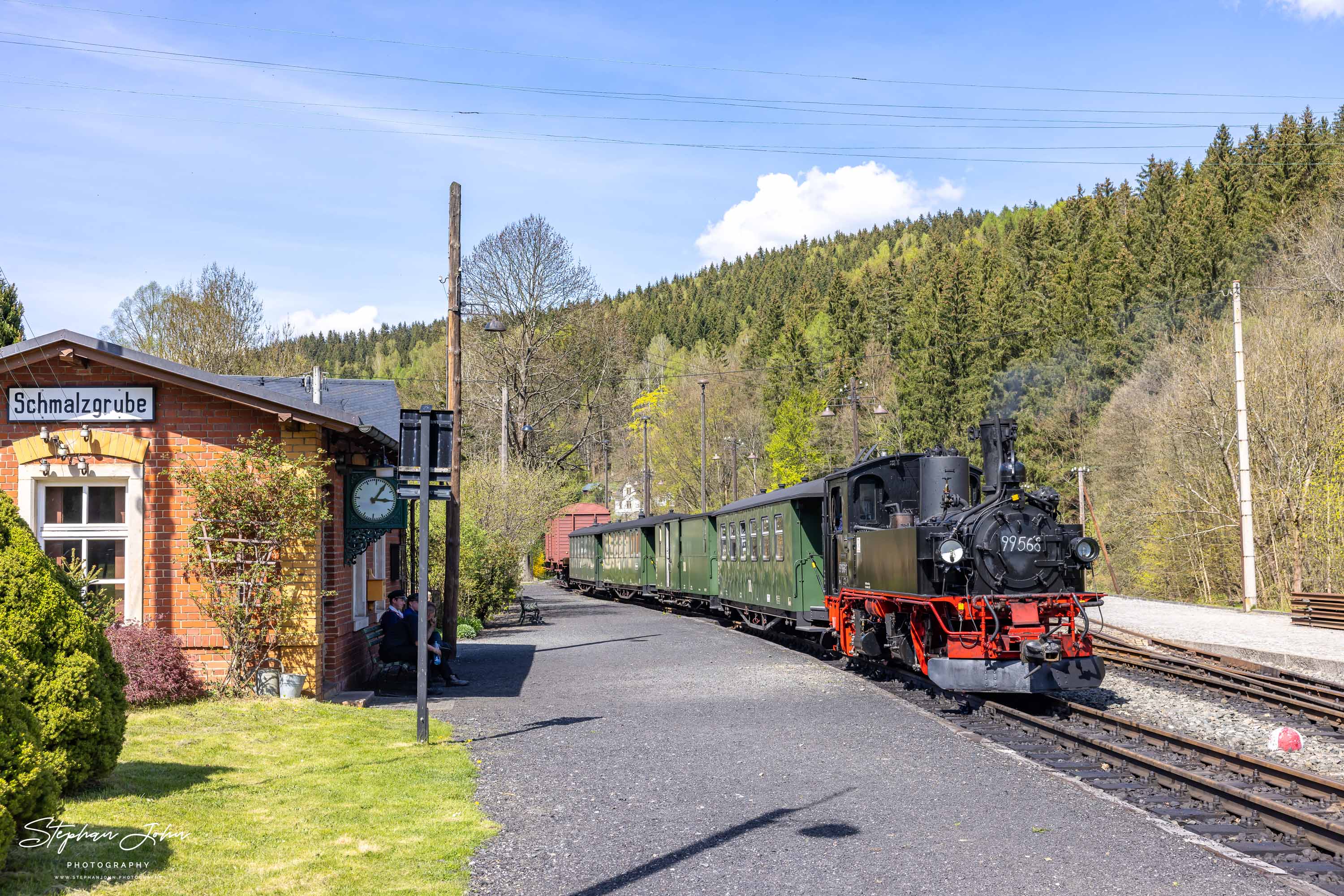 Lok 99 1568-7 steht mit einem GmP im Bahnhof Schmalzgrube