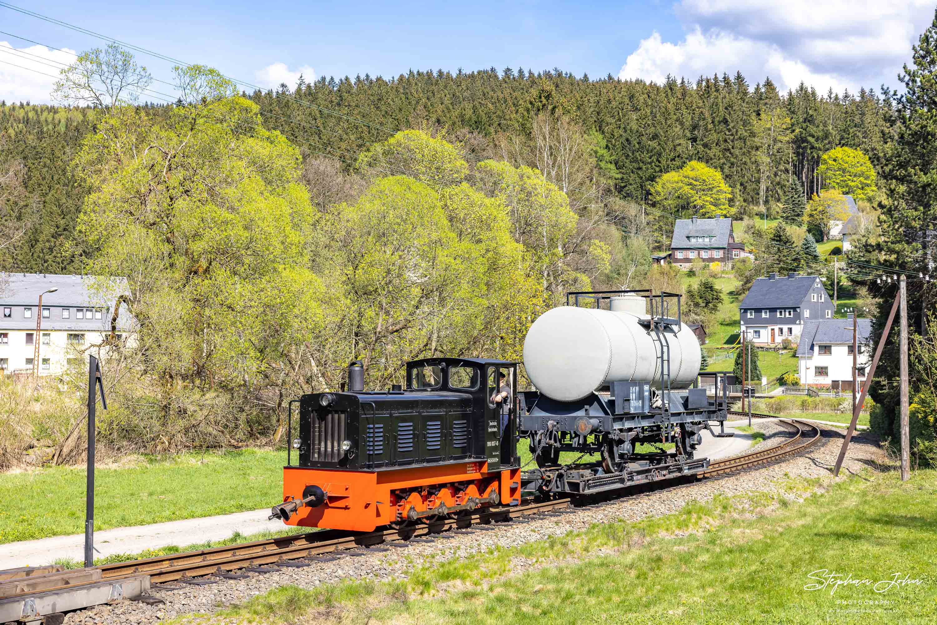 Lok 199 007-6 bringt einen Kesselwagen von Steinbach nach Jöhstadt