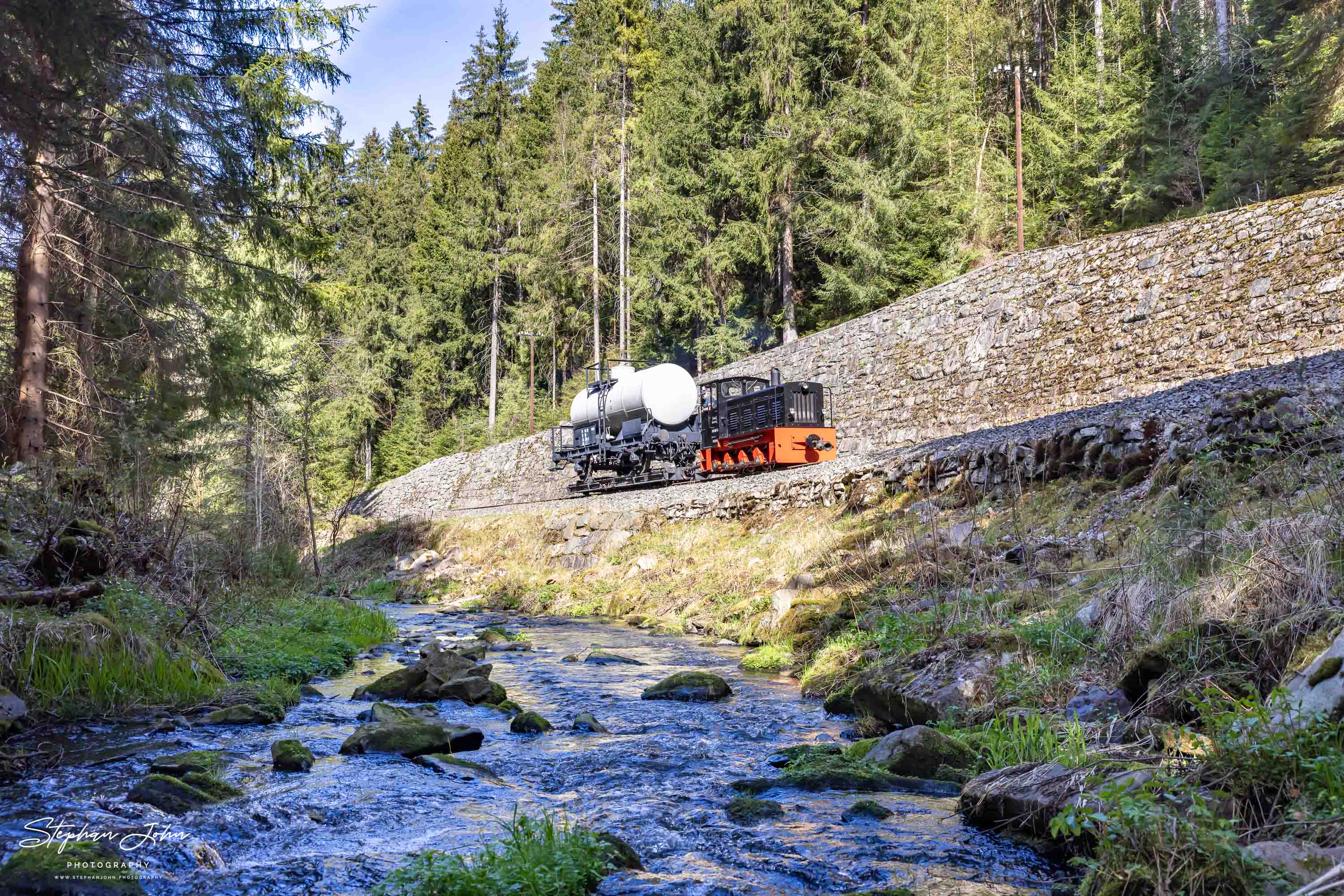 Lok 199 007-6 bringt einen Kesselwagen von Steinbach nach Jöhstadt