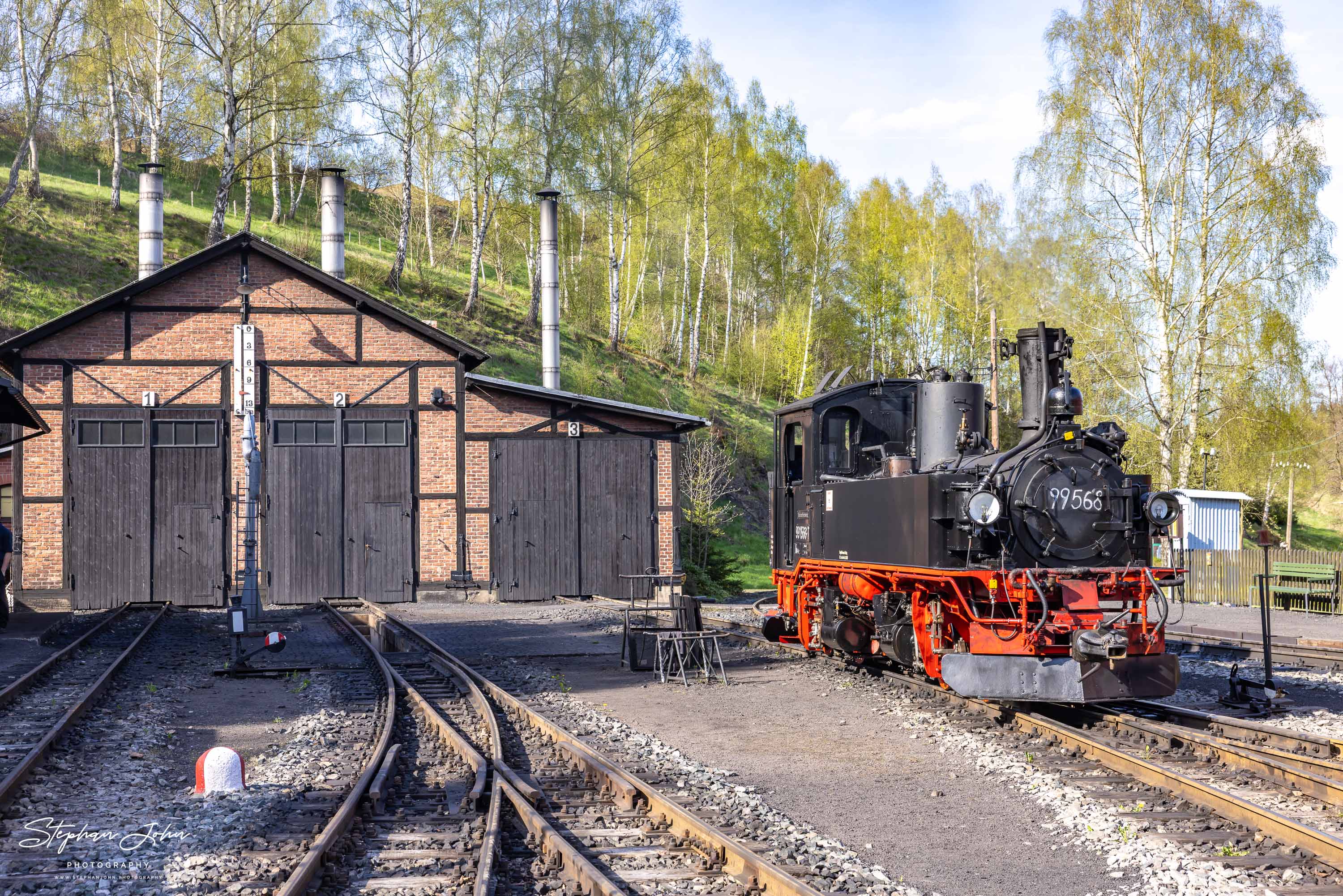 Lok 99 1568-7 steht nach getaner Arbeit vor dem Lokschuppen in Jöhstadt
