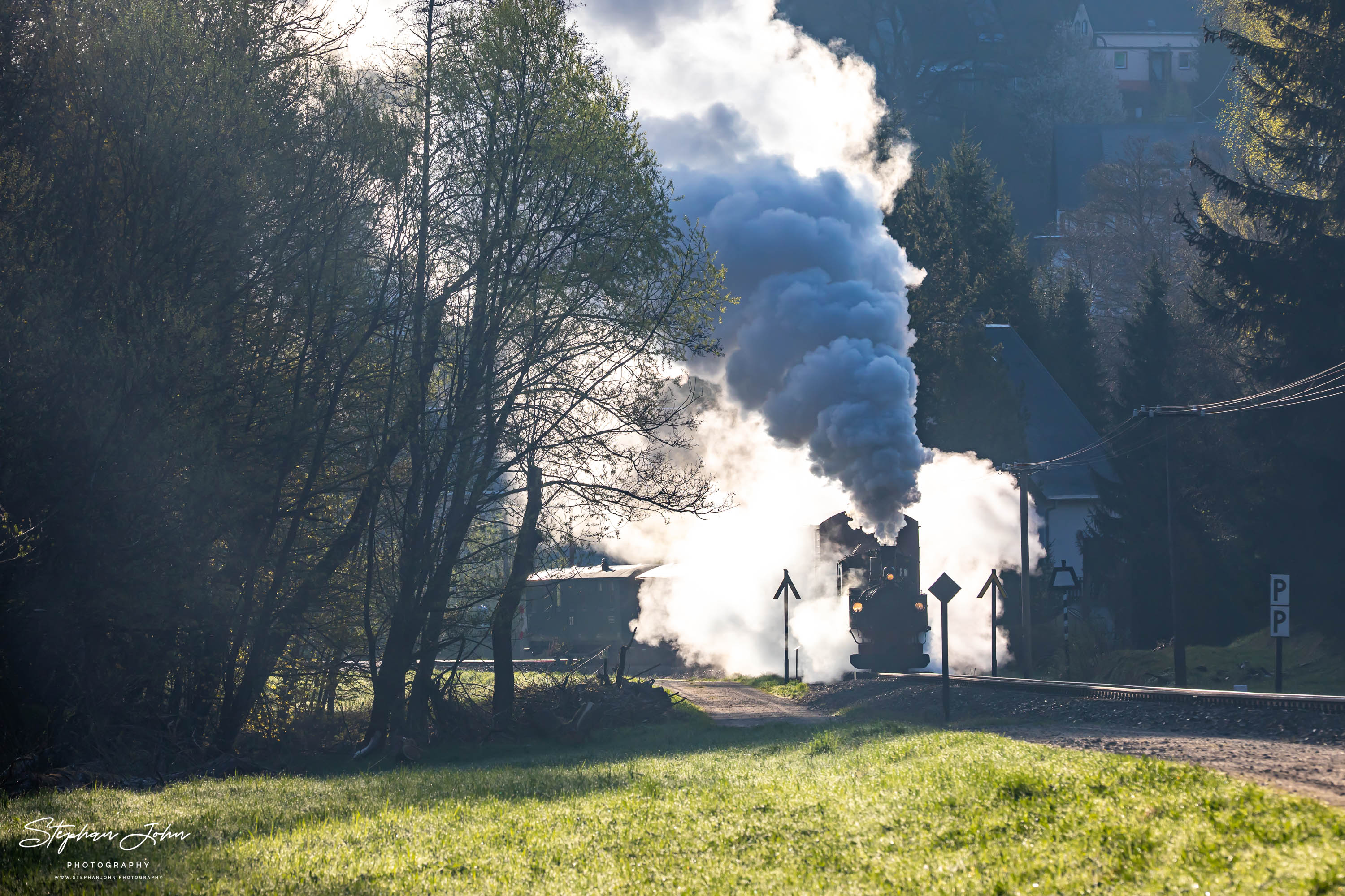 Im Gegenlicht dampft Lok 99 1568-7 mit einem GmP von Schmalzgrube in Richtung Jöhstadt