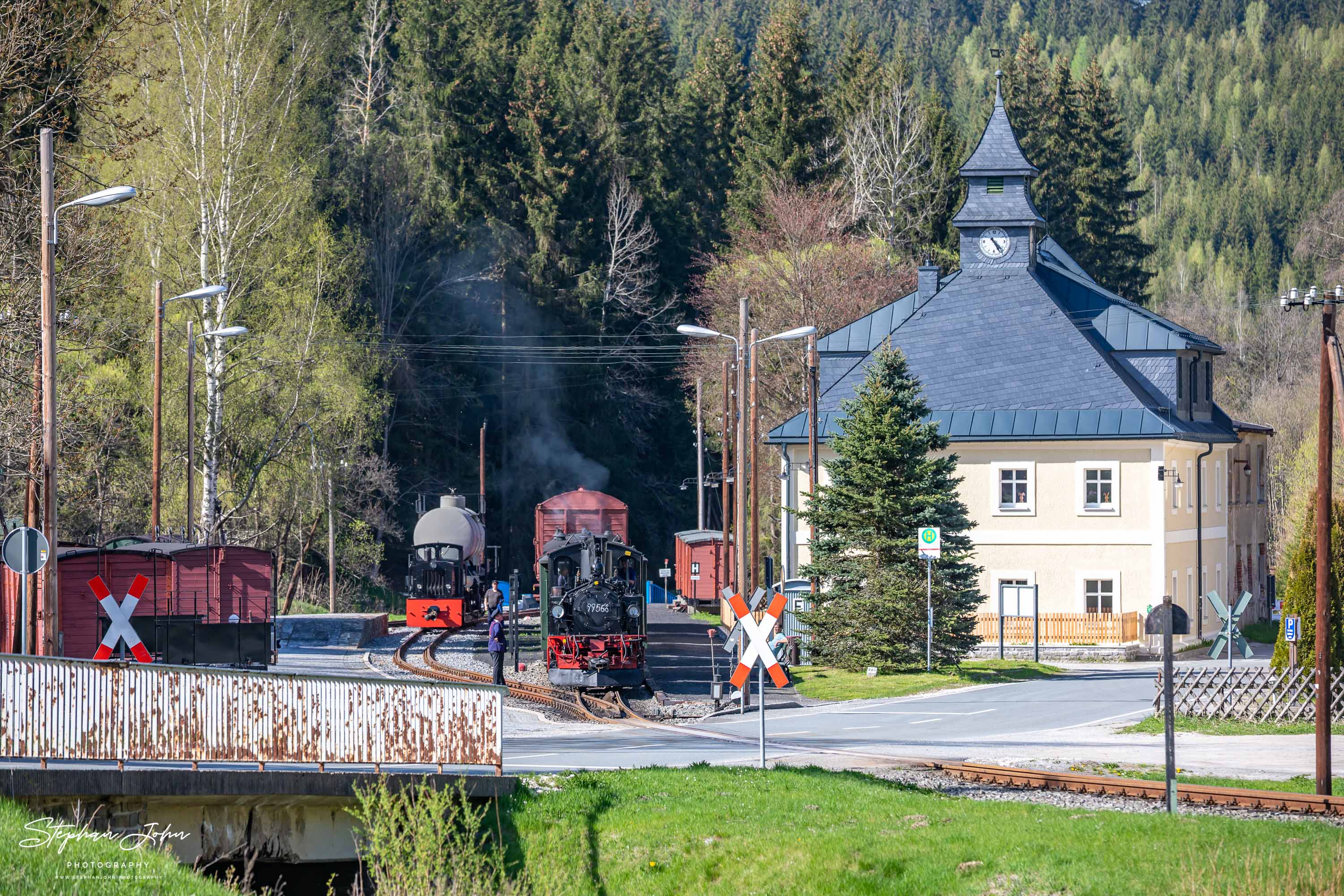 Lok 99 1568-7 fährt mit einem GmP aus dem Bahnhof Schlössel aus