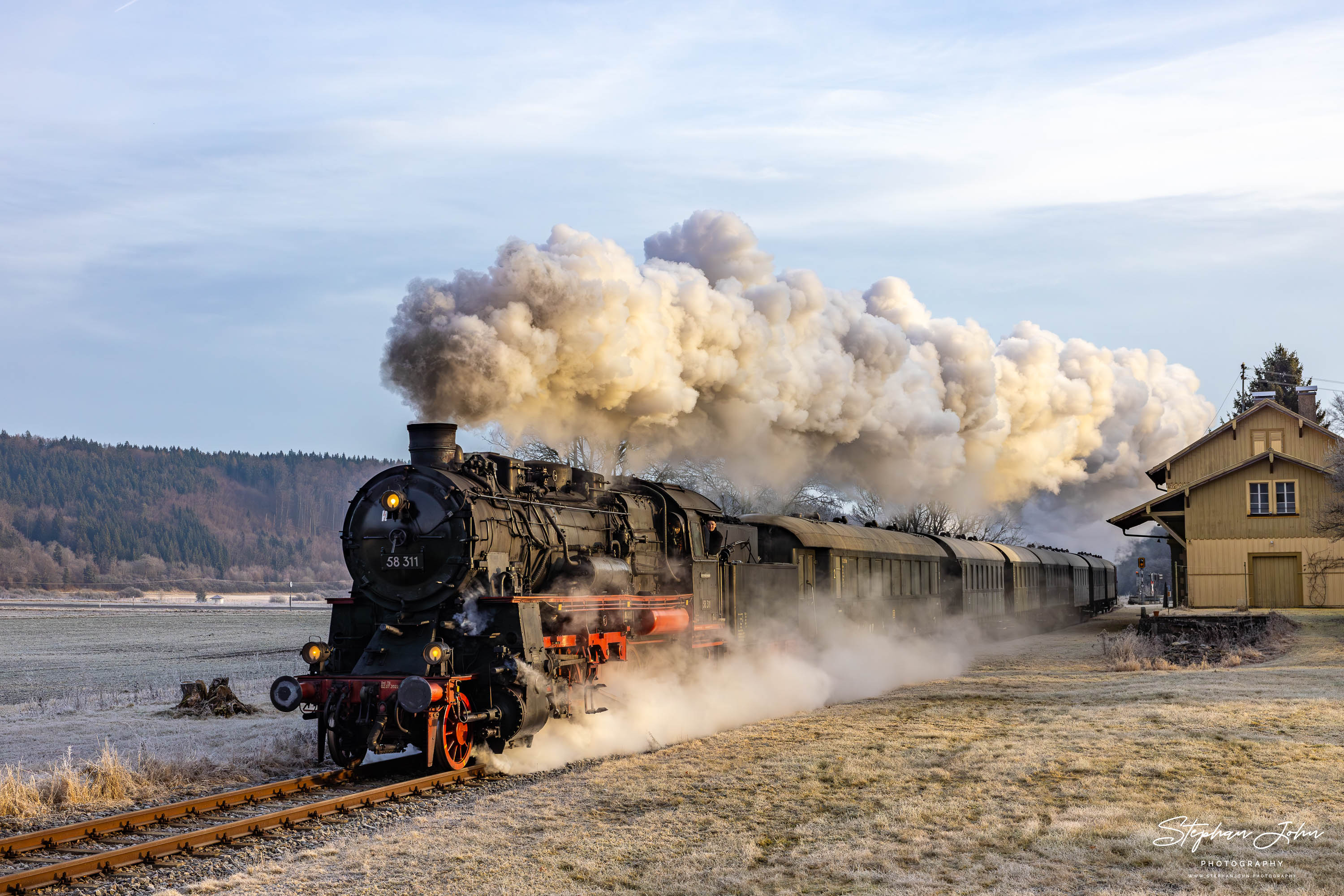 Lok 58 311 mit DLr 88236 von Rottweil nach Blumberg fährt durch den Bahnhof Blumberg-Riedöschingen
