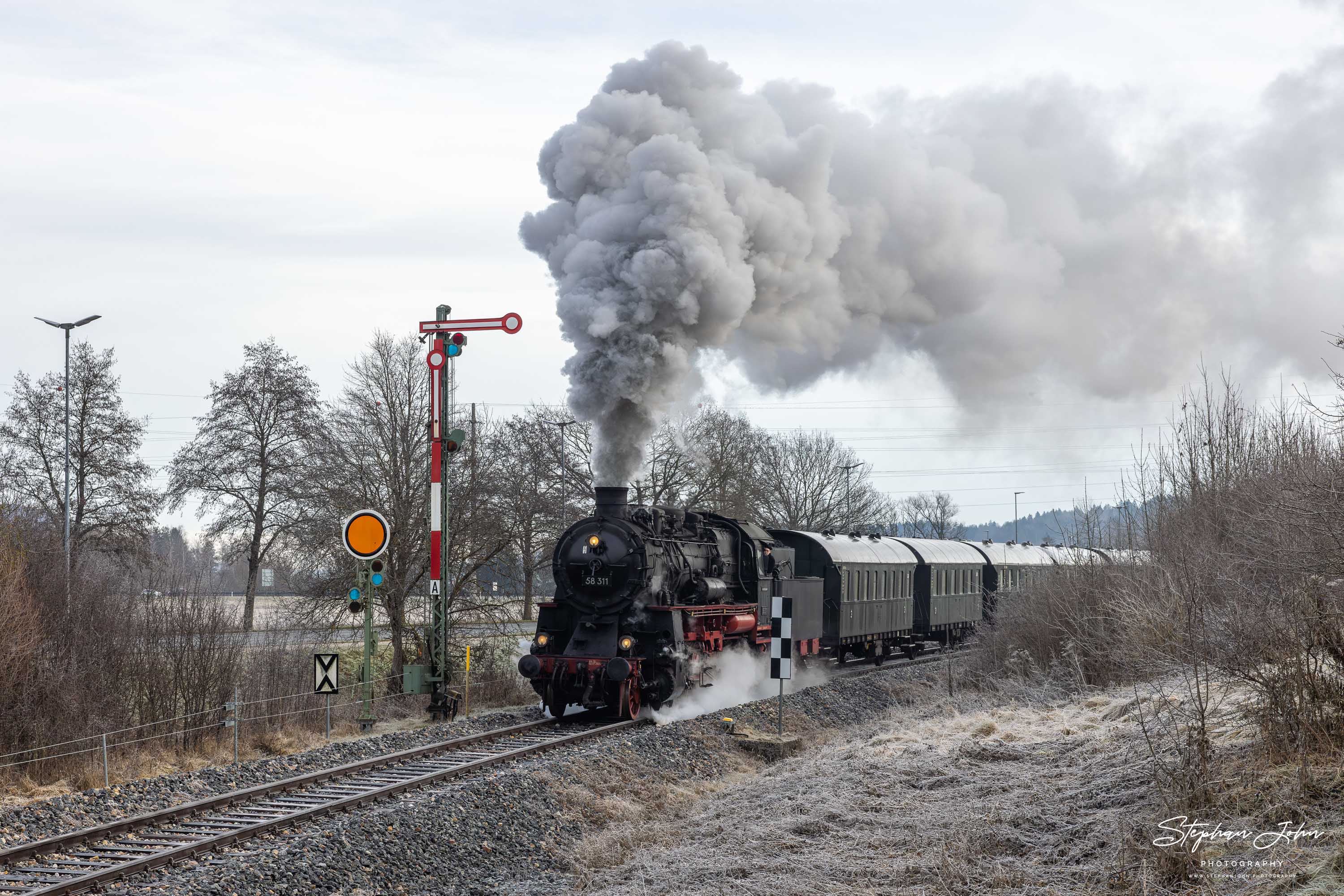 Lok 58 311 verlässt als Zug 88237 den Bahnhof Blumberg-Zollhaus in Richtung Fützen