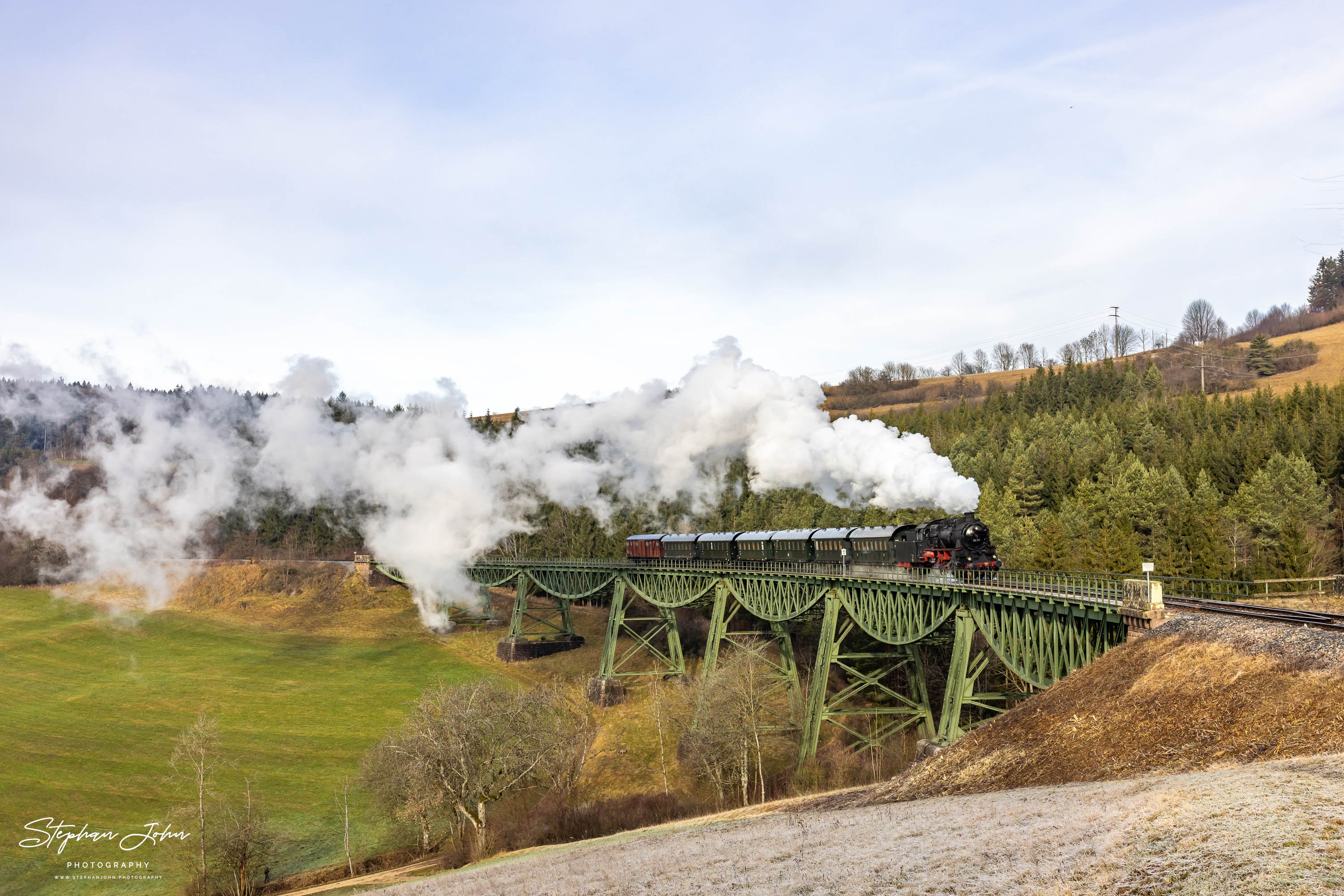 Lok 58 311 mit Zug 88237 auf dem Biesenbach-Viadukt in Richtung Epfenhofen