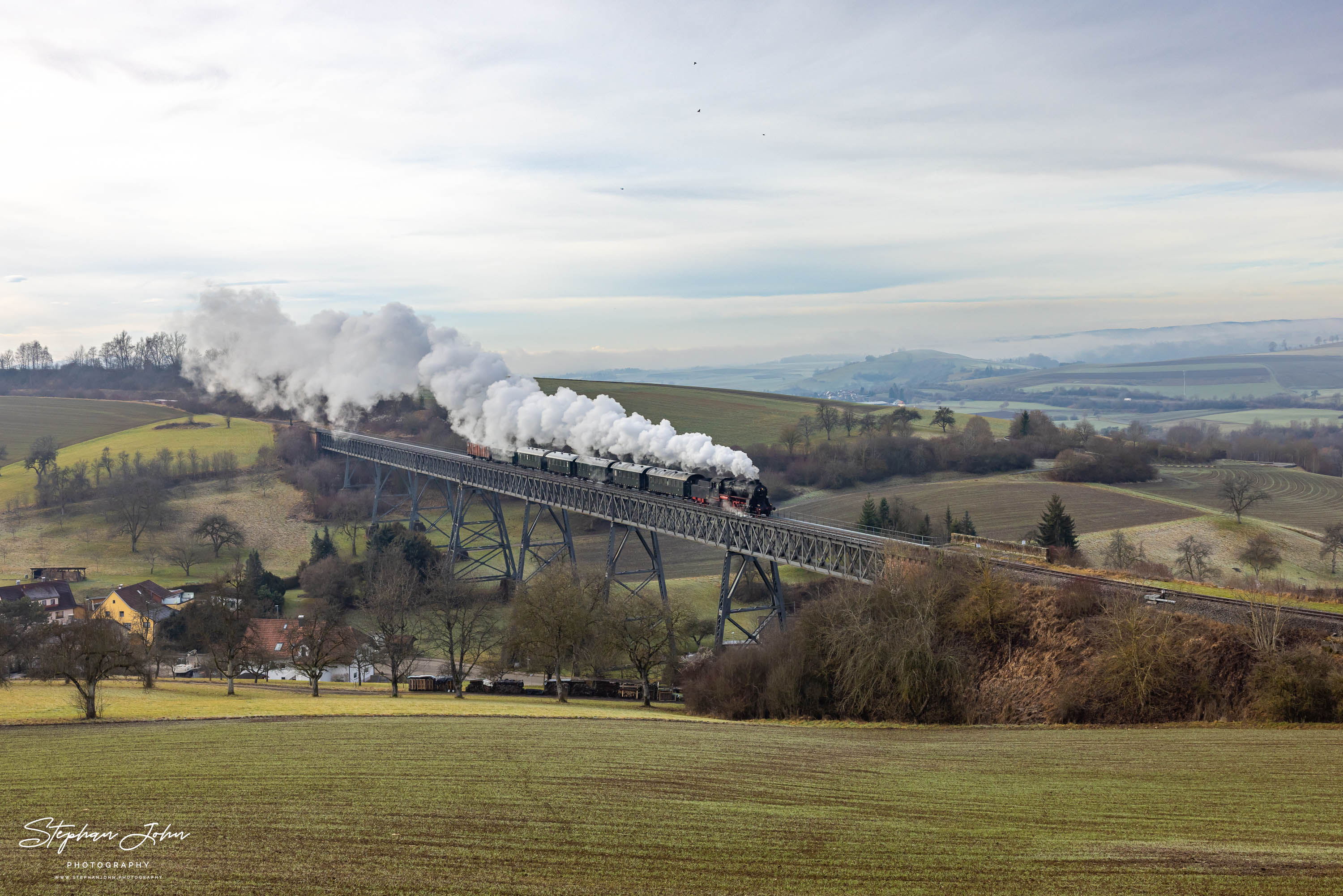 Lok 58 311 mit Zug 88237 auf dem Talübergang Epfenhofen in Richtung Epfenhofen