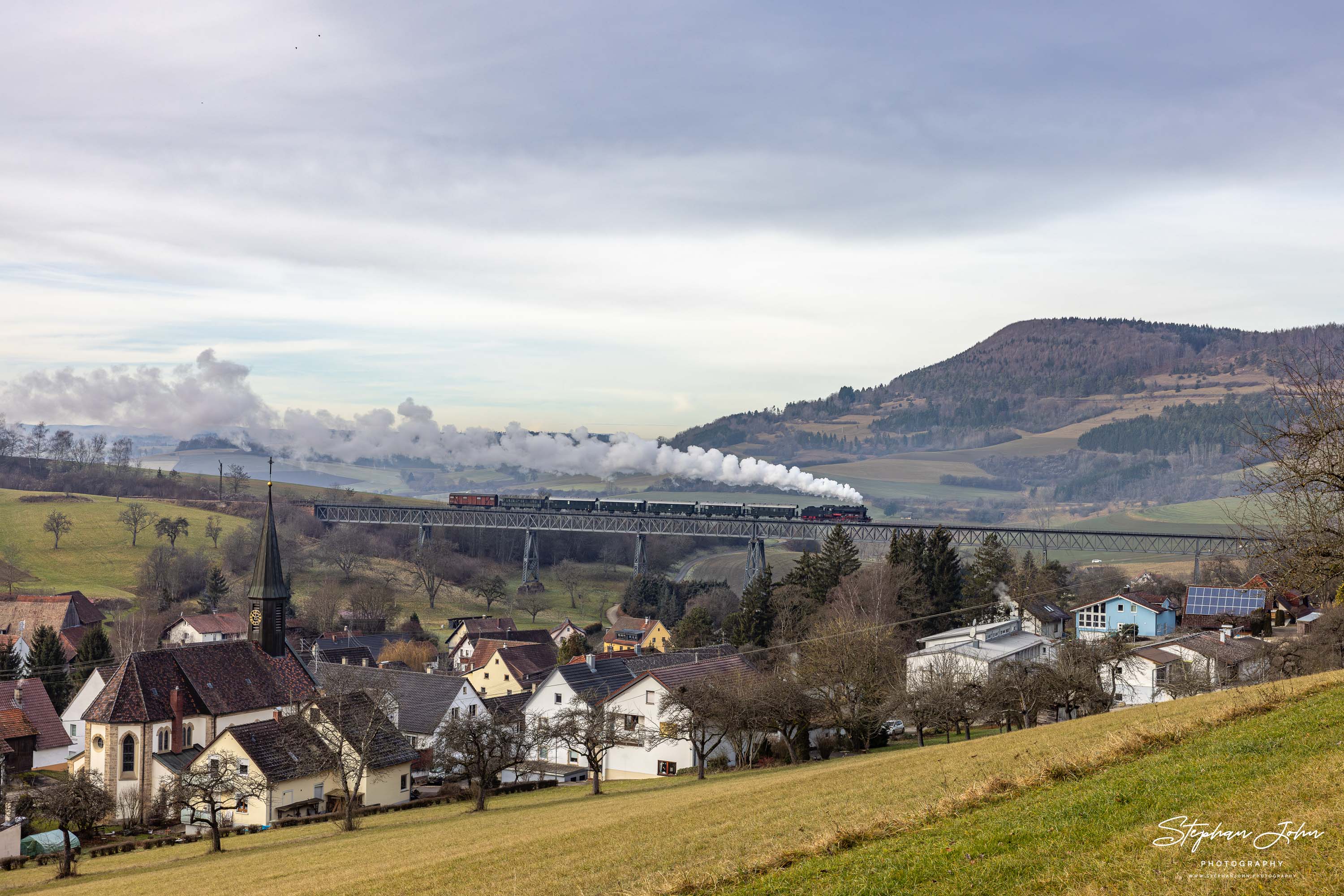 Lok 58 311 mit Zug 88237 auf dem Talübergang Epfenhofen in Richtung Epfenhofen