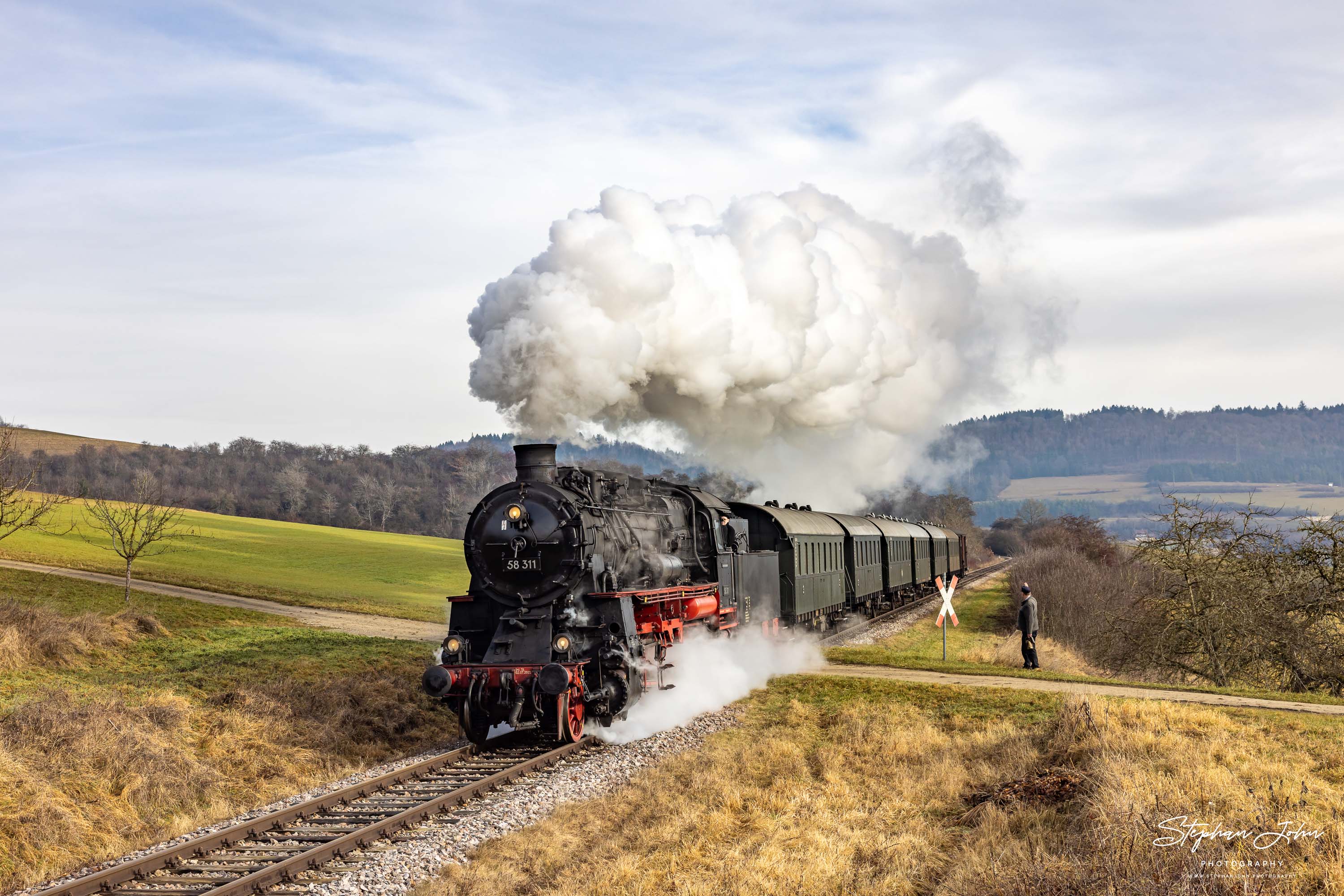 Lok 58 311 mit Zug 88237 auf dem Weg in Richtung Fützen