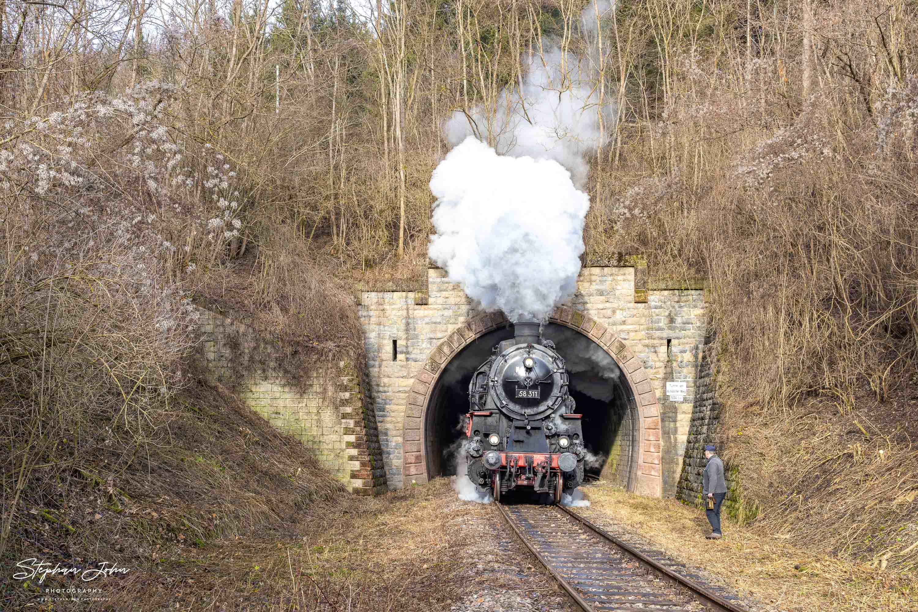 Lok 58 311 mit Zug 88237 auf dem Weg in Richtung Fützen verlässt den Tunnel am Achdorfer Weg