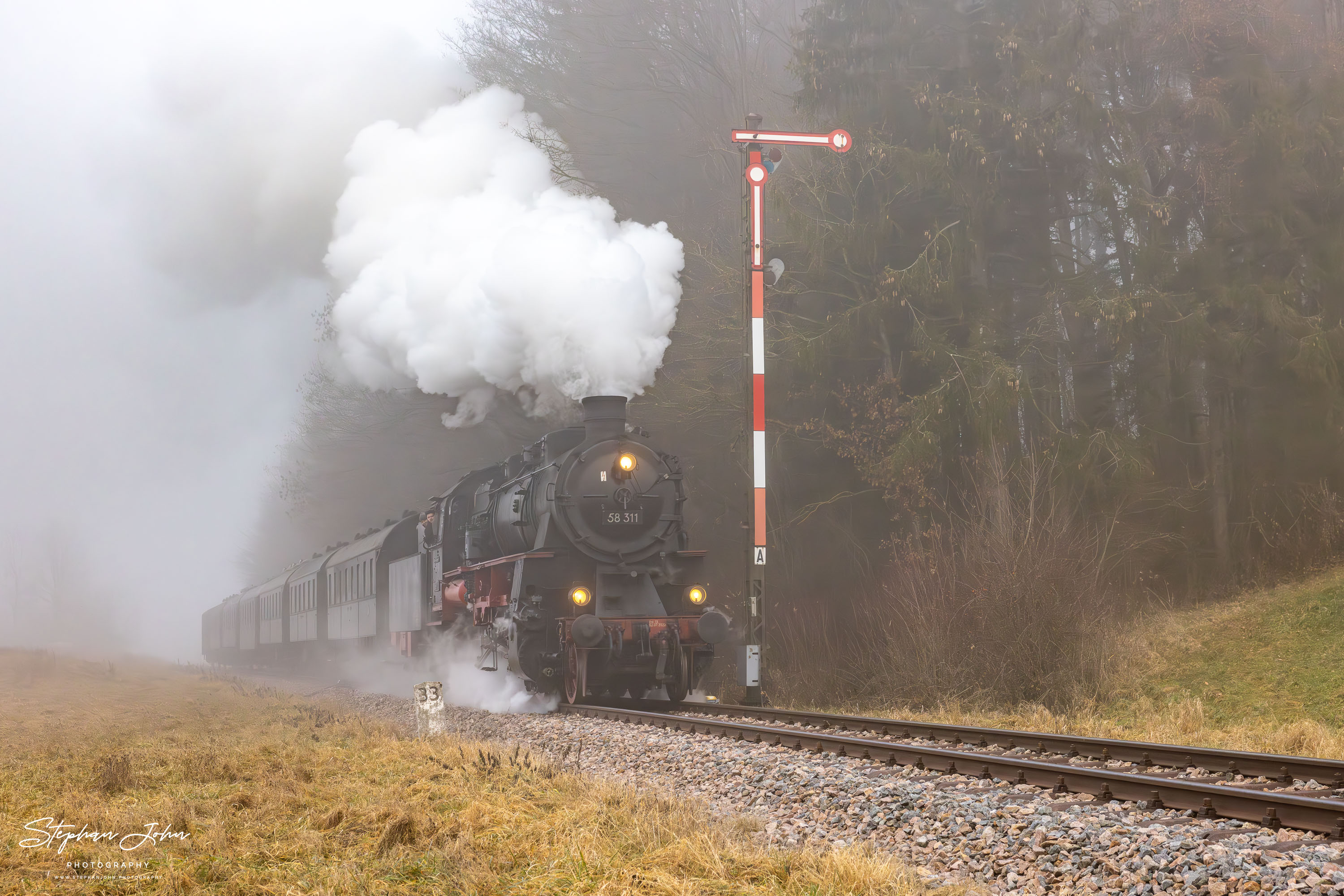 Lok58 311 fährt im Nebel mit Zug 88237 aus Fützen in Richtung Weizen aus