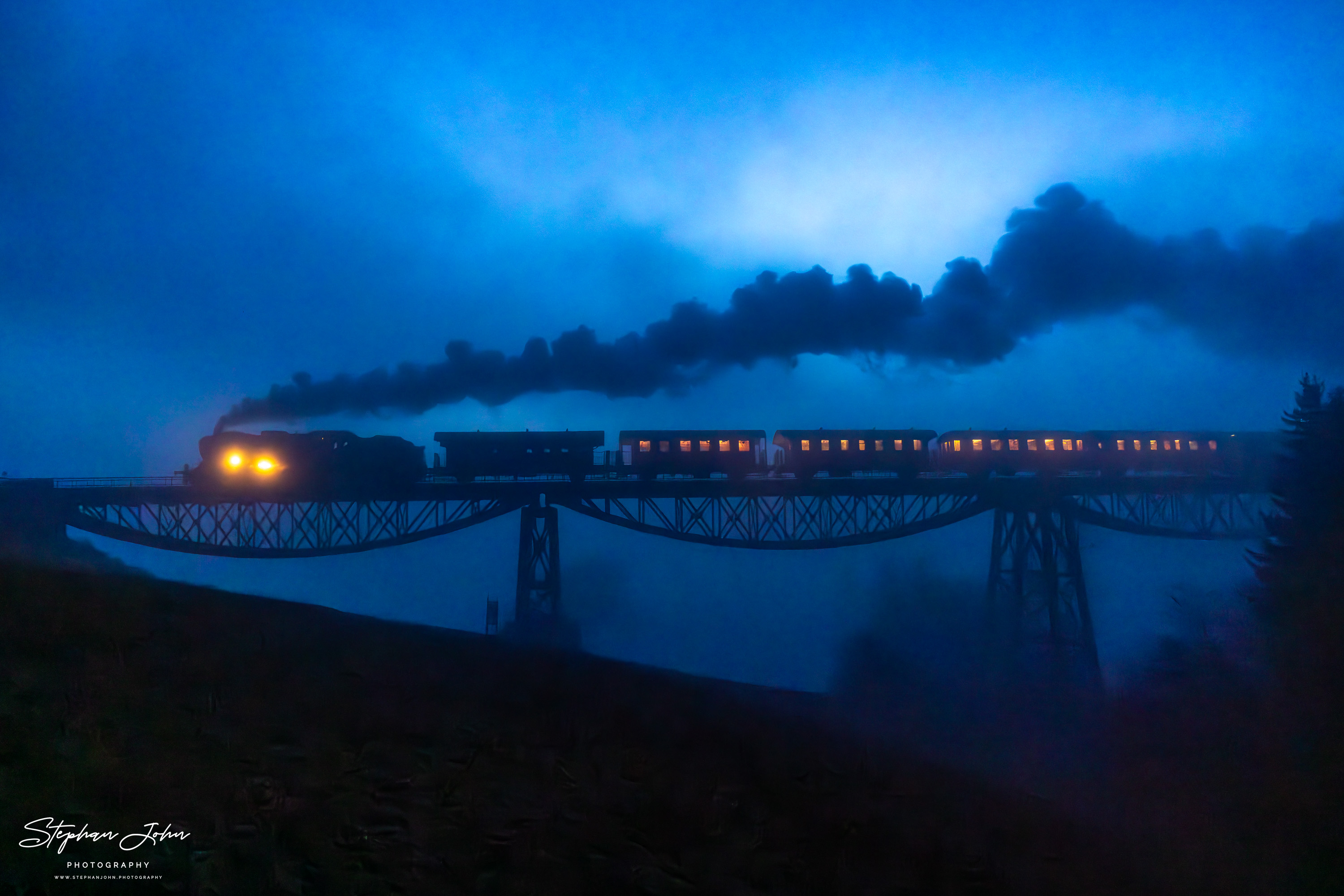 Lok 58 311 mit Zug 88238 bei dichtem Nebel auf dem Biesenbach-Viadukt in Richtung Epfenhofen