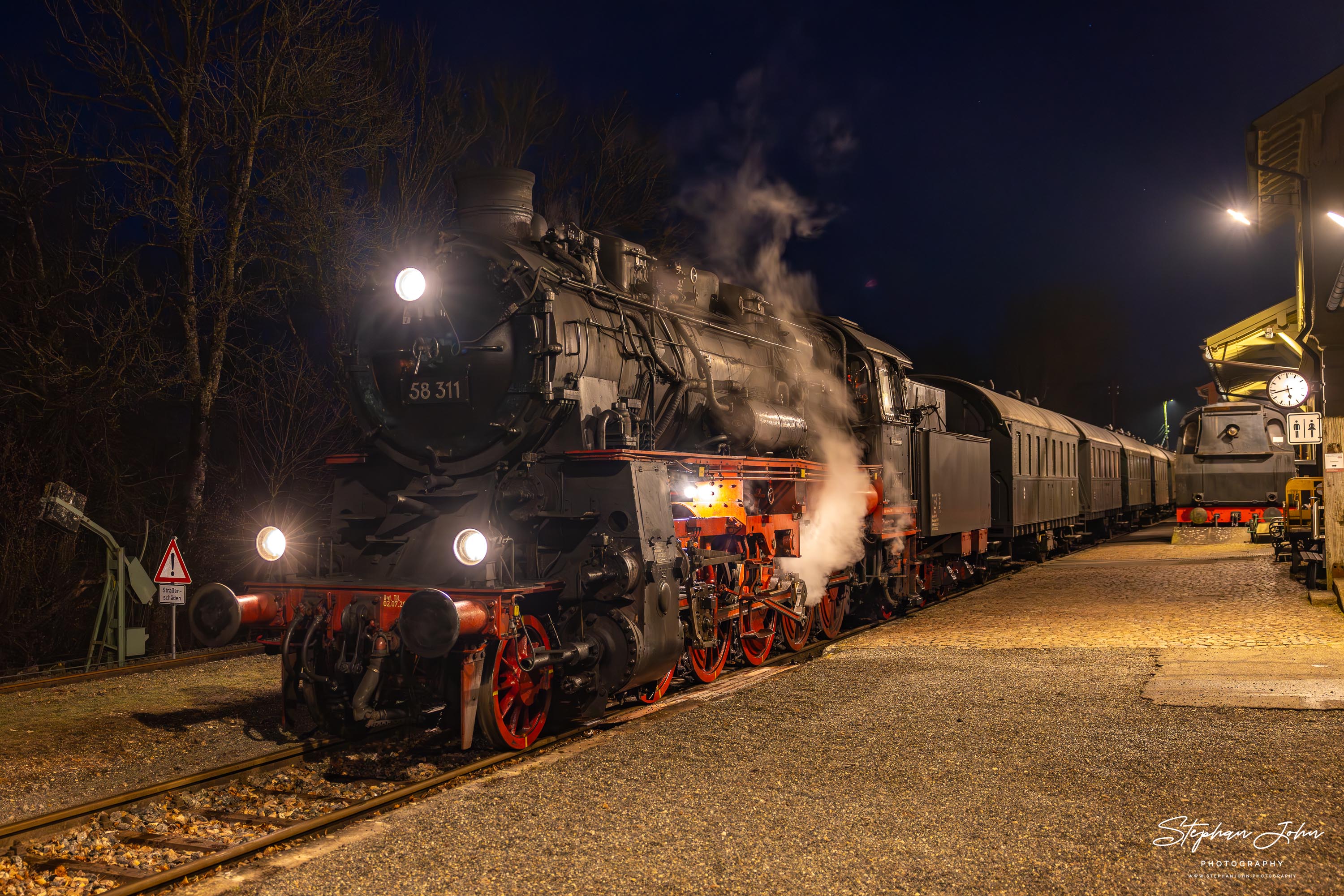 Lok 58 311 steht im Bahnhof Blumberg-Zollhaus