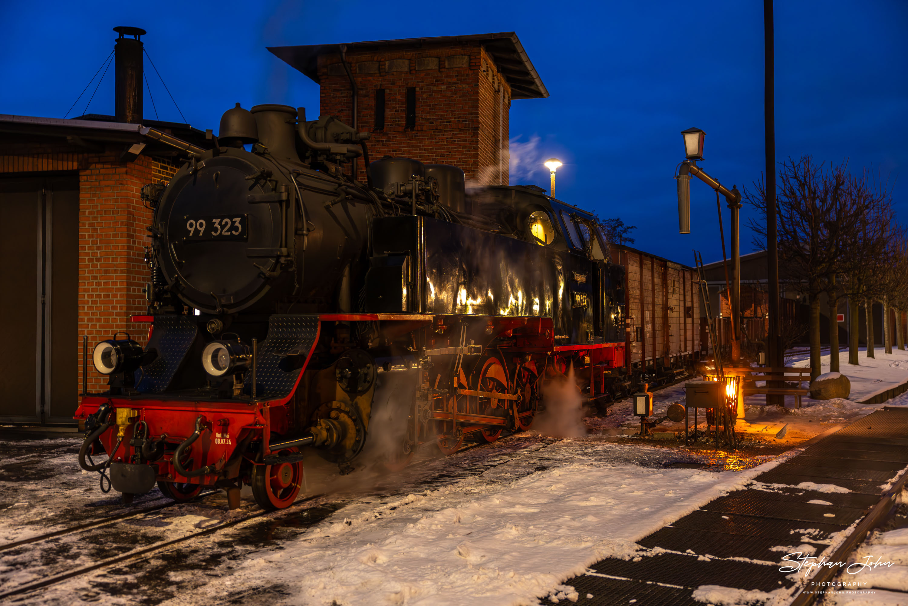 Lok 99 323 wird in Kühlungsborn West an einem kalten Wintermorgen für den Tageseinsatz vor einem Güterzug vorbereitet