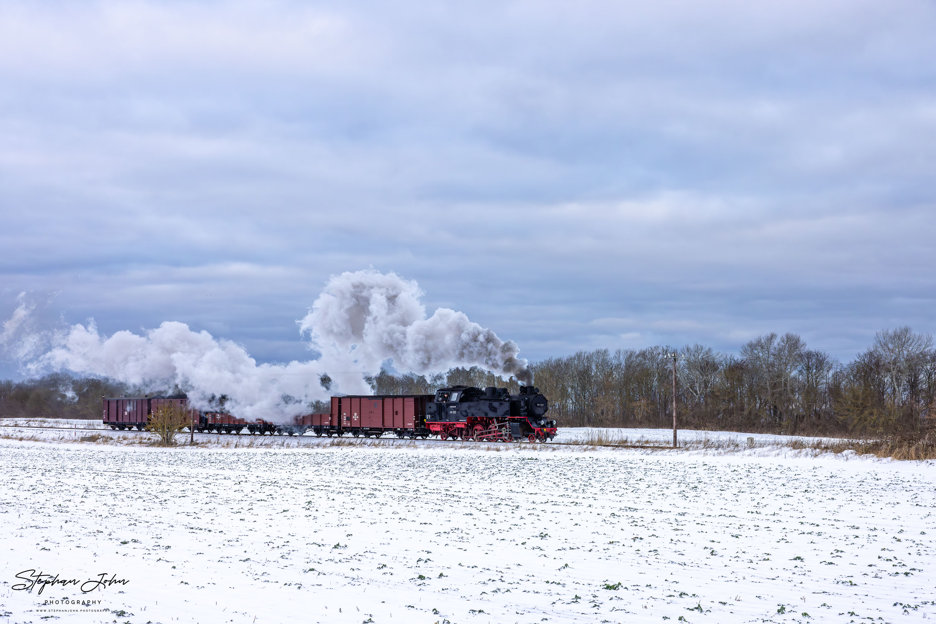 Lok 99 323 mit einem Güterzug auf dem Weg nach Heiligendamm