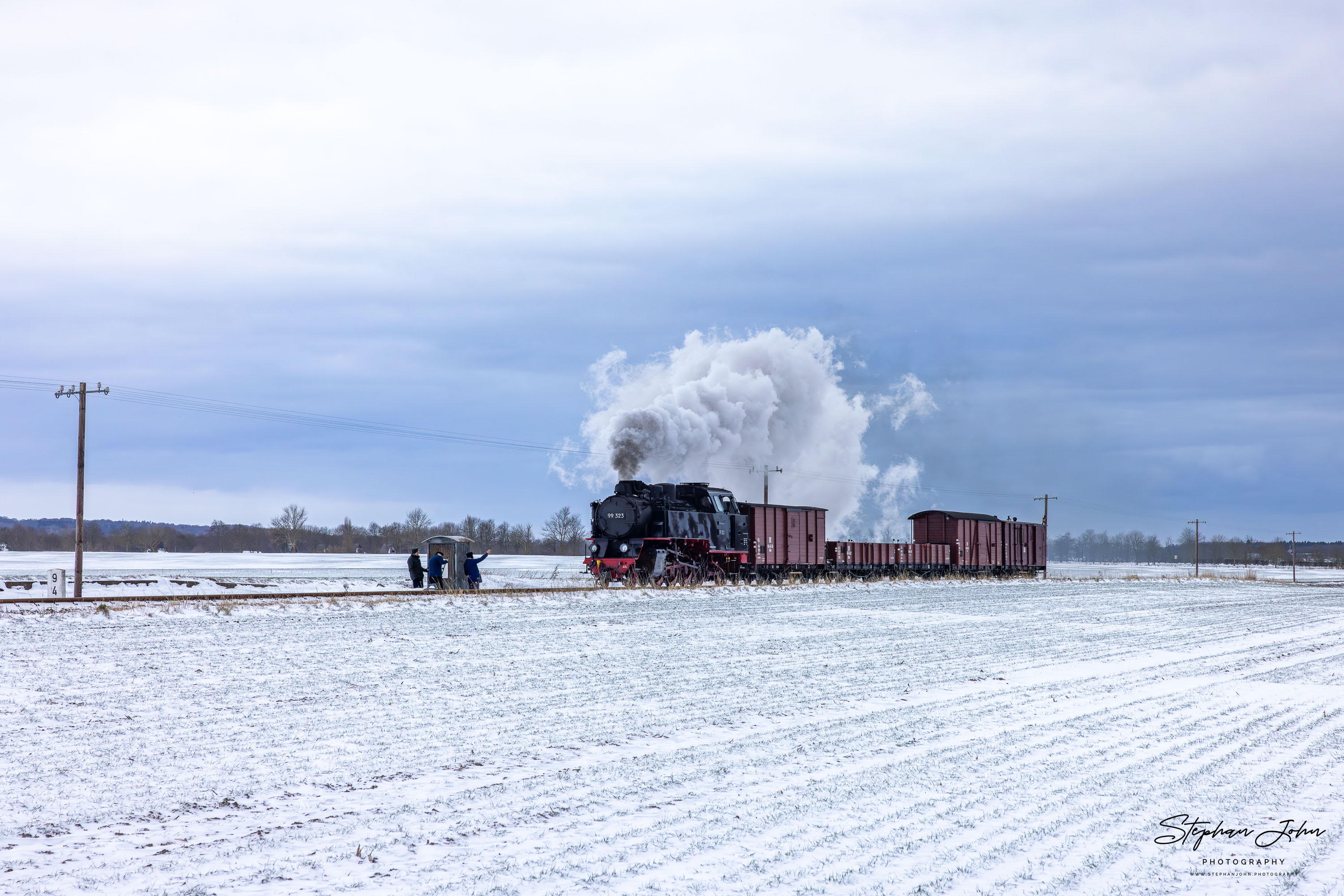 Lok 99 323 mit einem Güterzug auf dem Weg von Kühlungsborn West nach Heiligendamm