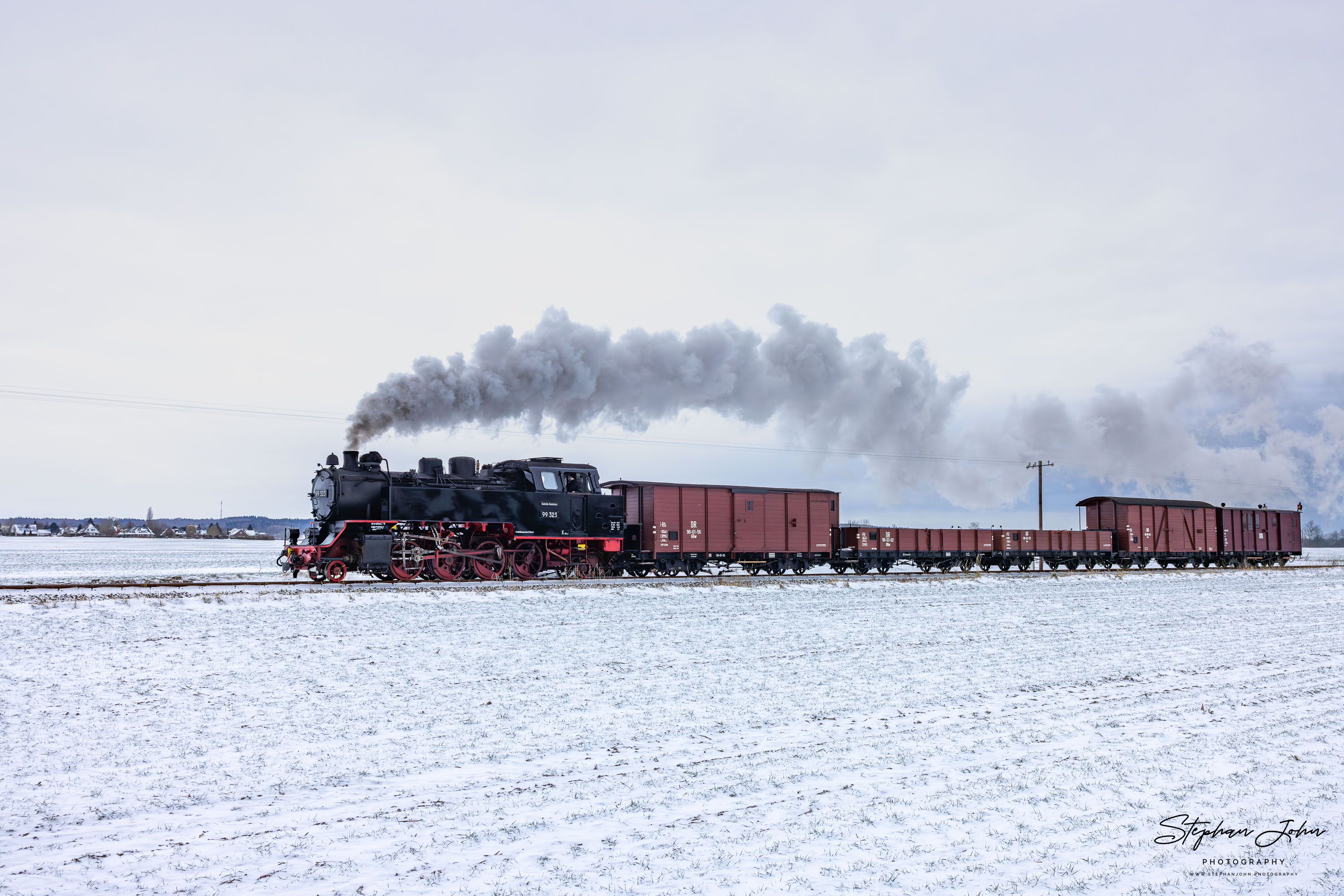 Lok 99 323 mit einem Güterzug auf dem Weg von Kühlungsborn West nach Heiligendamm
