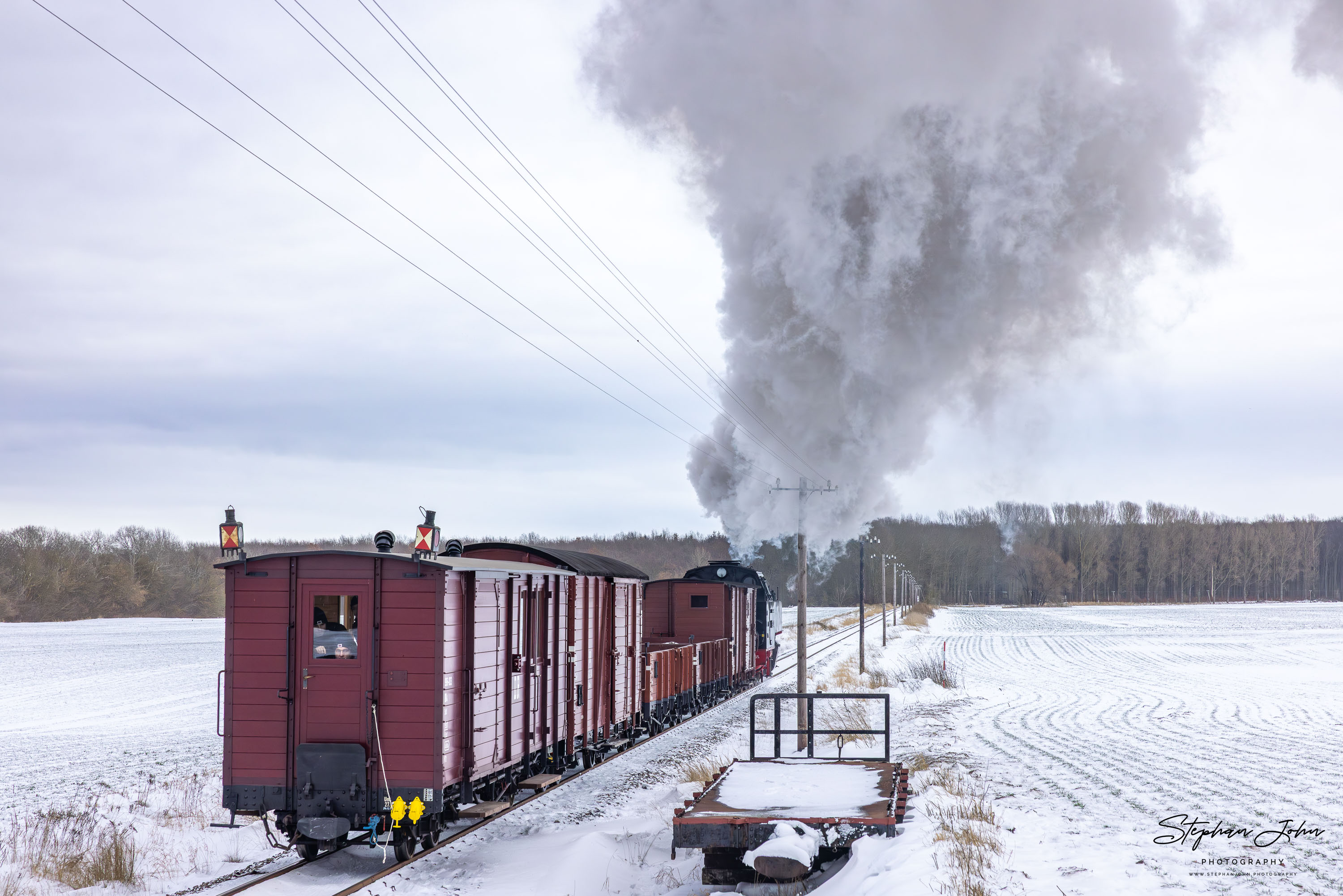 Lok 99 323 mit einem Güterzug auf dem Weg von Kühlungsborn West nach Heiligendamm