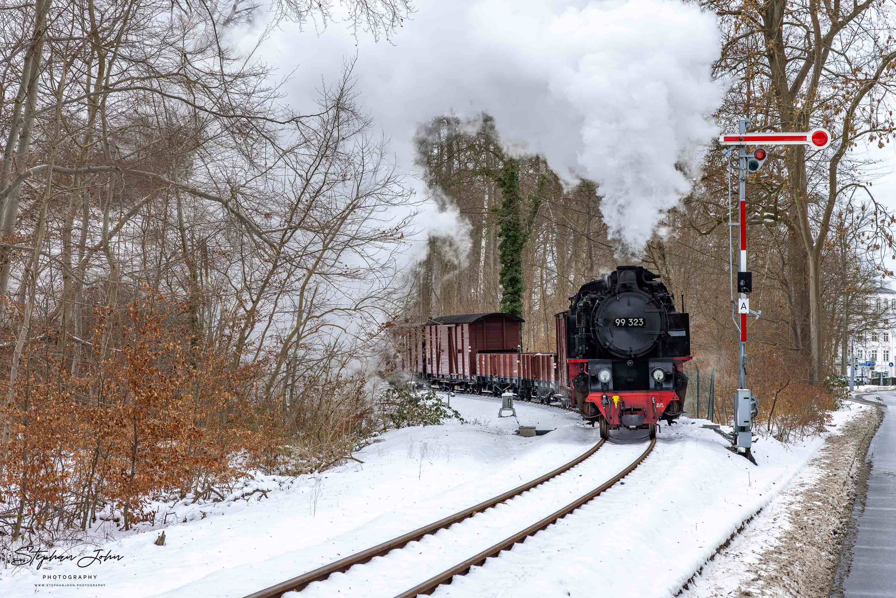 Lok 99 323 fahrt mit einem Güterzug aus dem Bahnhof Heiligendamm in Richtung Bad Doberan aus