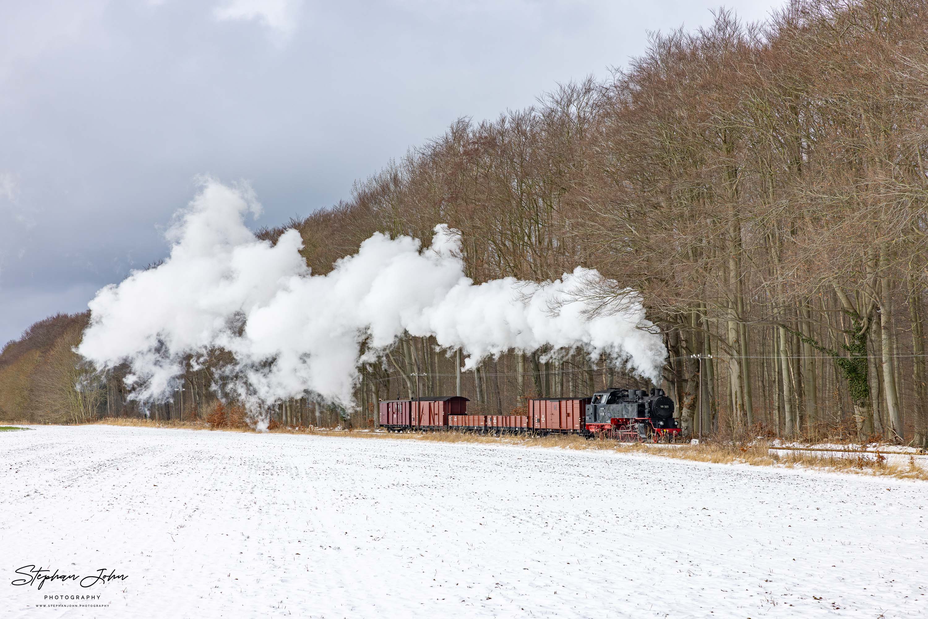 Lok 99 323 mit einem Güterzug auf dem Weg von Kühlungsborn West nach Heiligendamm