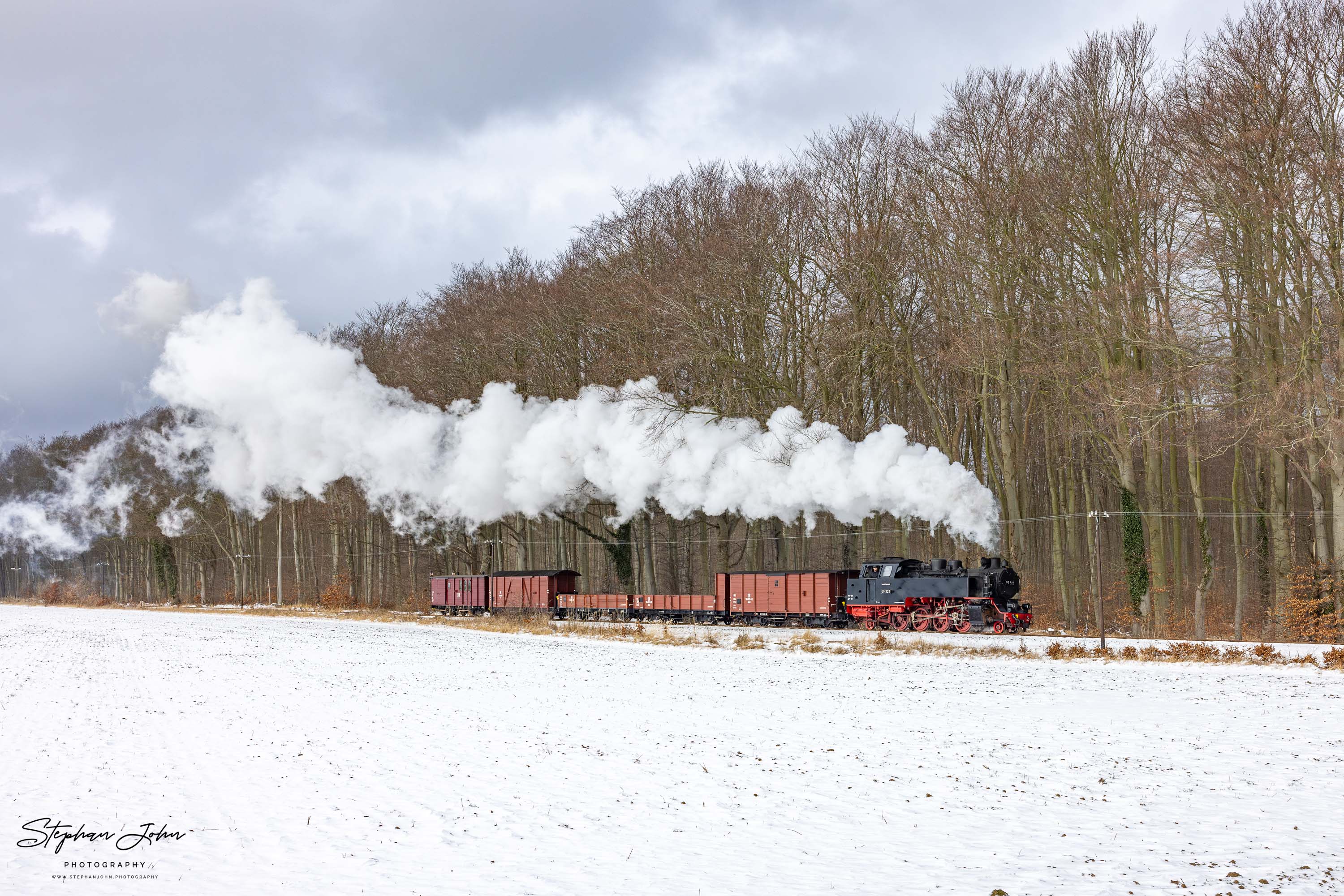 Lok 99 323 mit einem Güterzug auf dem Weg von Kühlungsborn West nach Heiligendamm
