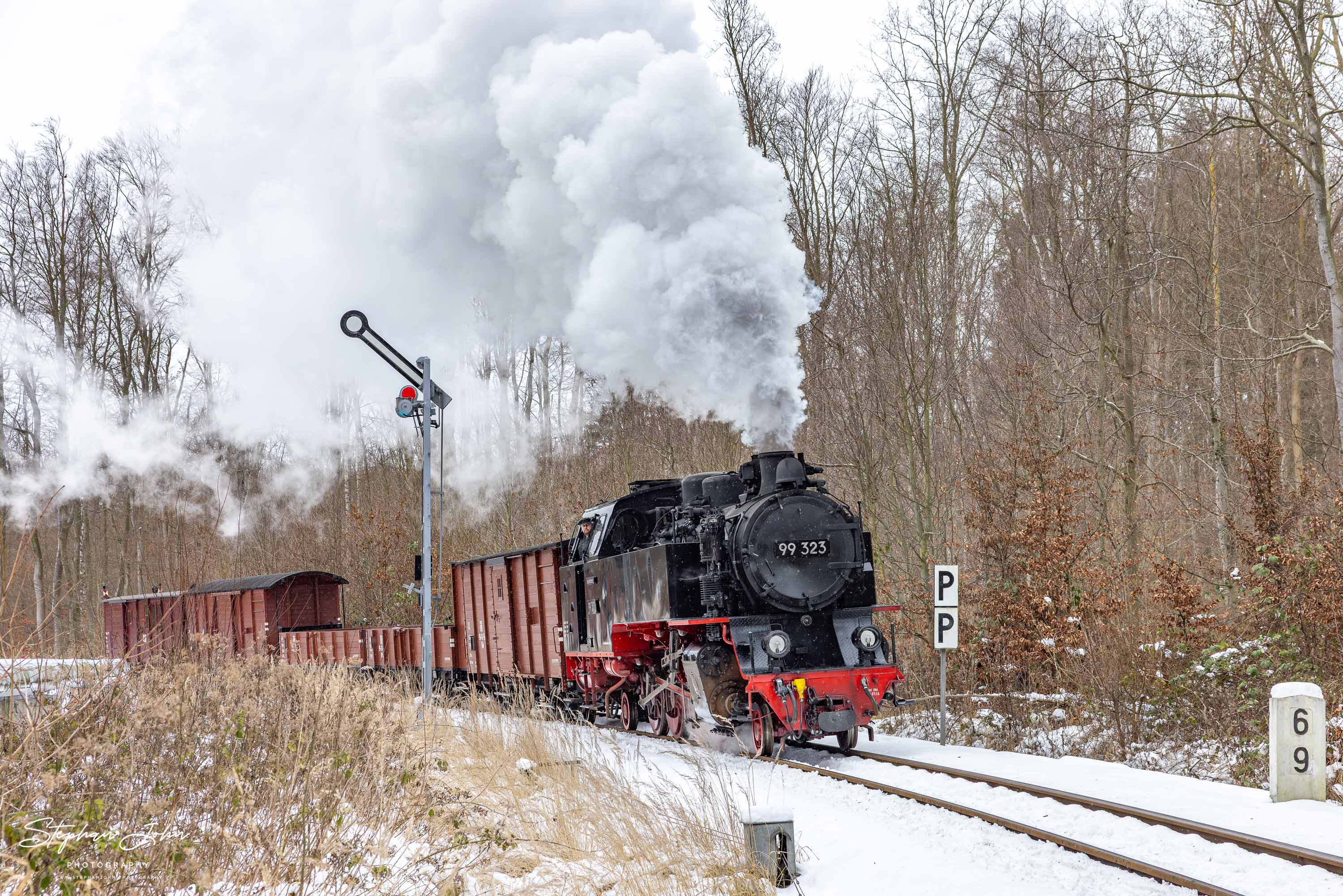 Lok 99 323 mit einem Güterzug auf dem Weg von Kühlungsborn West nach Heiligendamm am Einfahrsignal in Heiligendamm